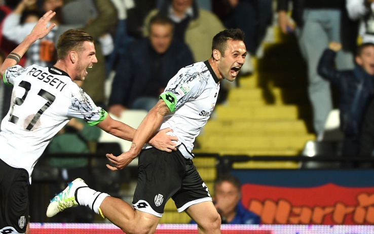 Il Cesena si aggrappa ad un attaccante marcianisano per ambire alla salvezza in Serie B: la sua firma sul doppio trionfo contro Spezia e Pisa