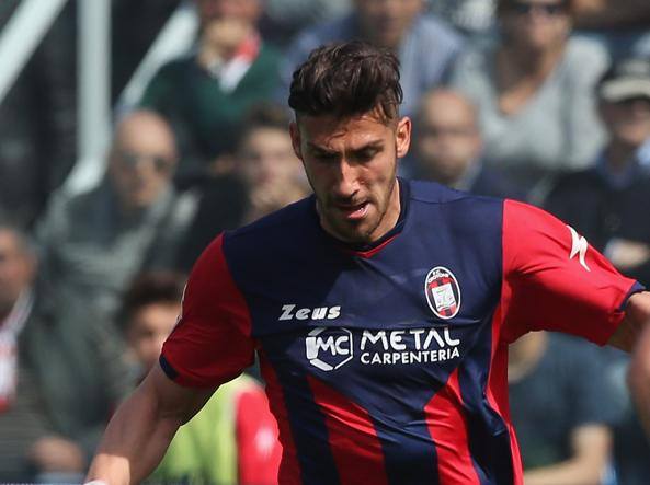 Marcello Trotta con la maglia del Crotone