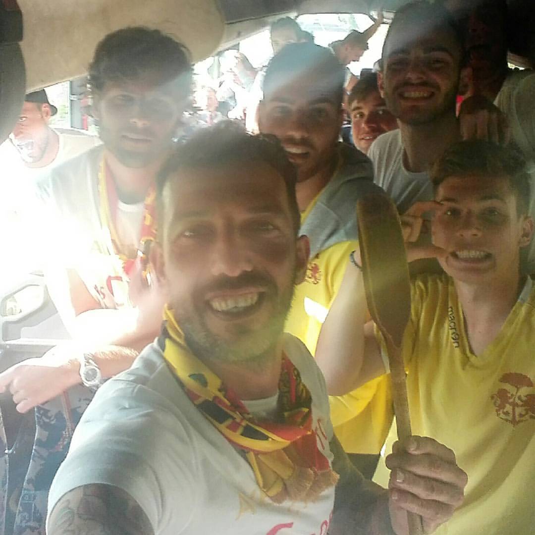 Riccardo Innocenti festeggia con i compagni il ritorno del Ravenna tra i pro