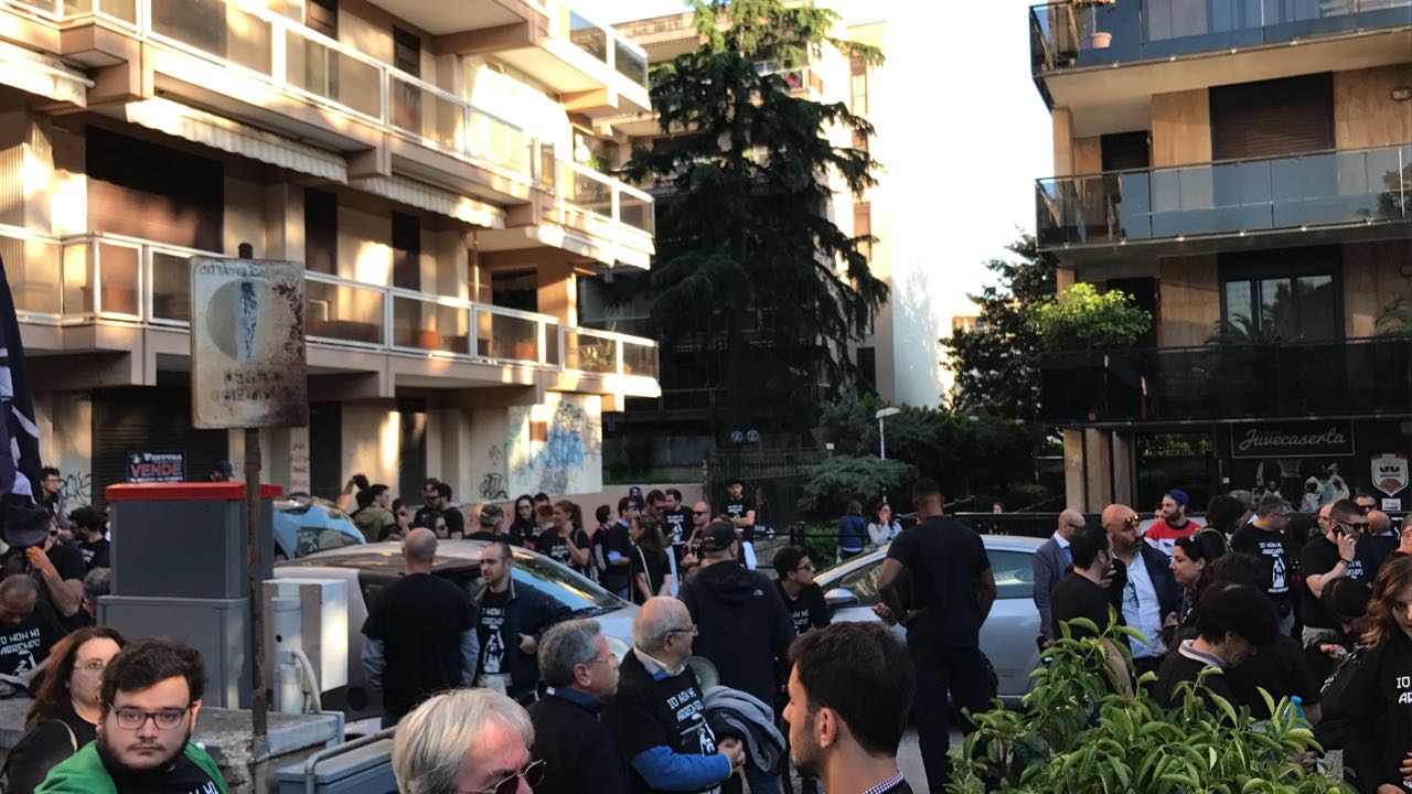‘La Juvecaserta non deve morire’. I tifosi bianconeri in marcia verso il Comune