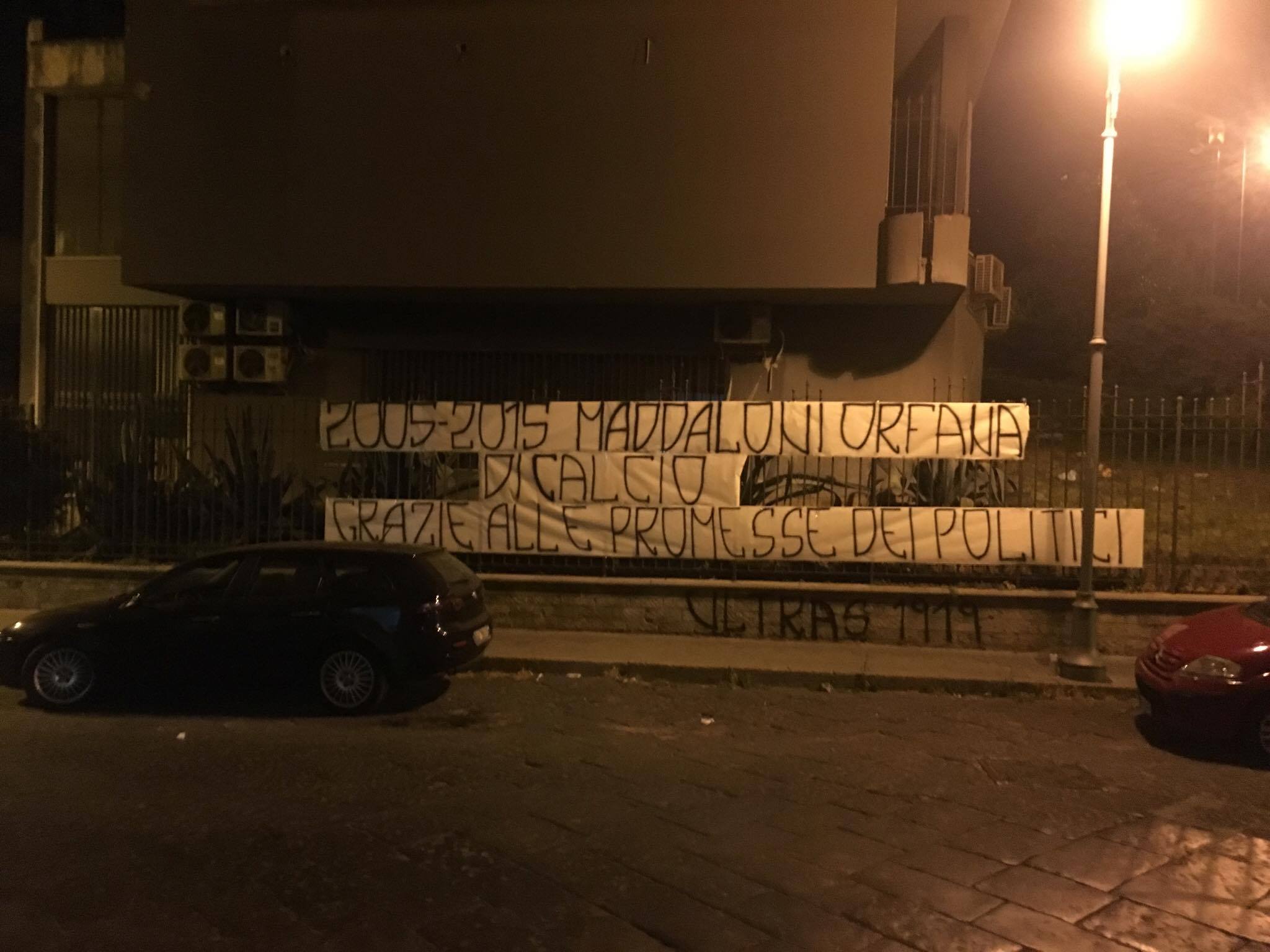 Lo striscione affisso fuori la casa comunale di Maddaloni