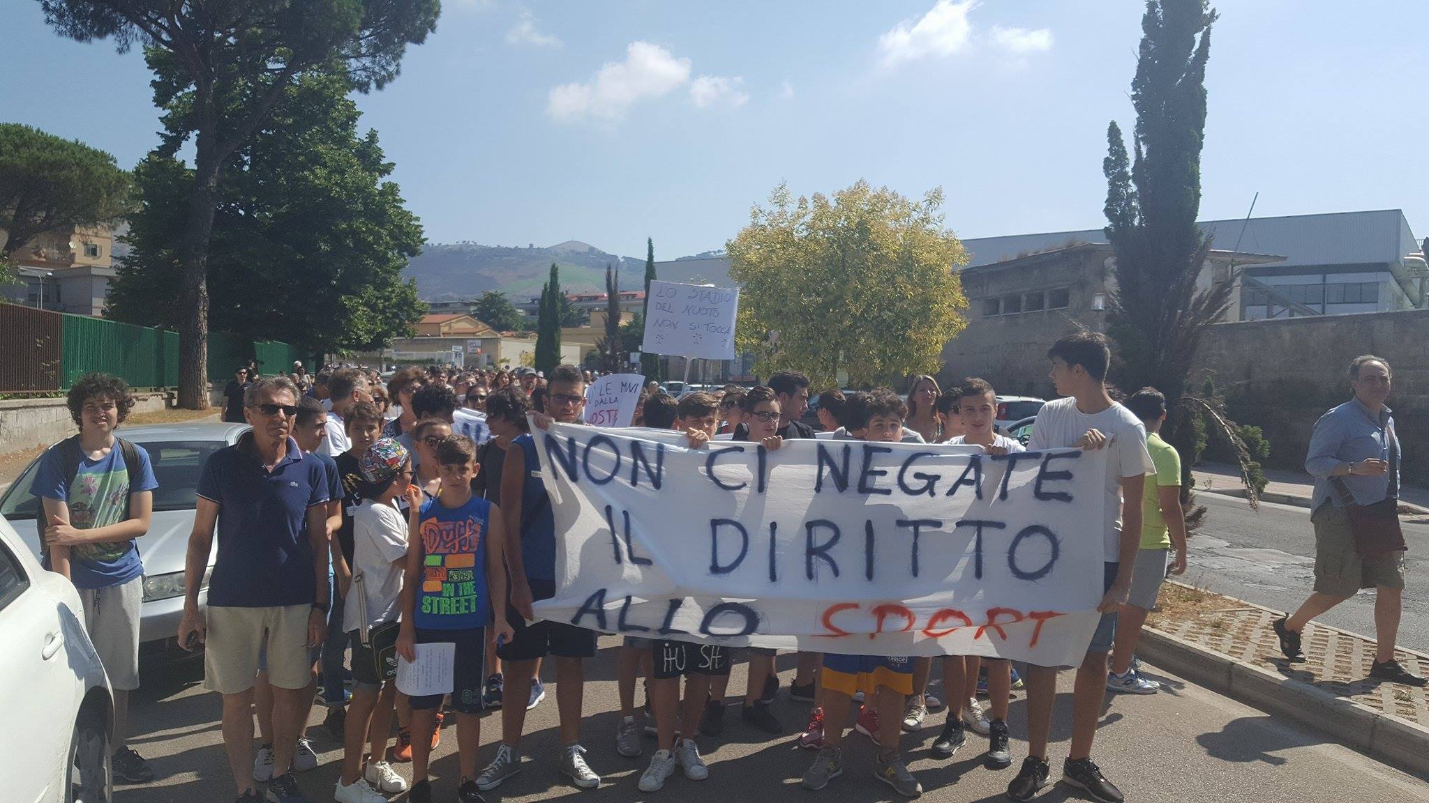 VIDEO – In cinquecento per dire no alla chiusura dello stadio del nuoto, la lunga mattinata dei manifestanti tra le strade di Caserta