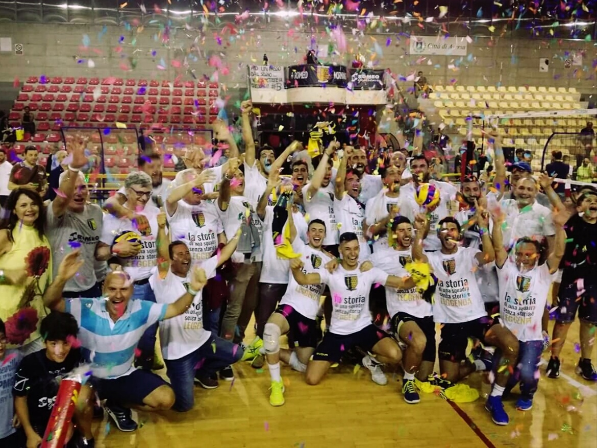 VIDEO – Festa Romeo Normanna, vince il derby con Marcianise e vola in serie B. Riviviamo la finale del Palajacazzi