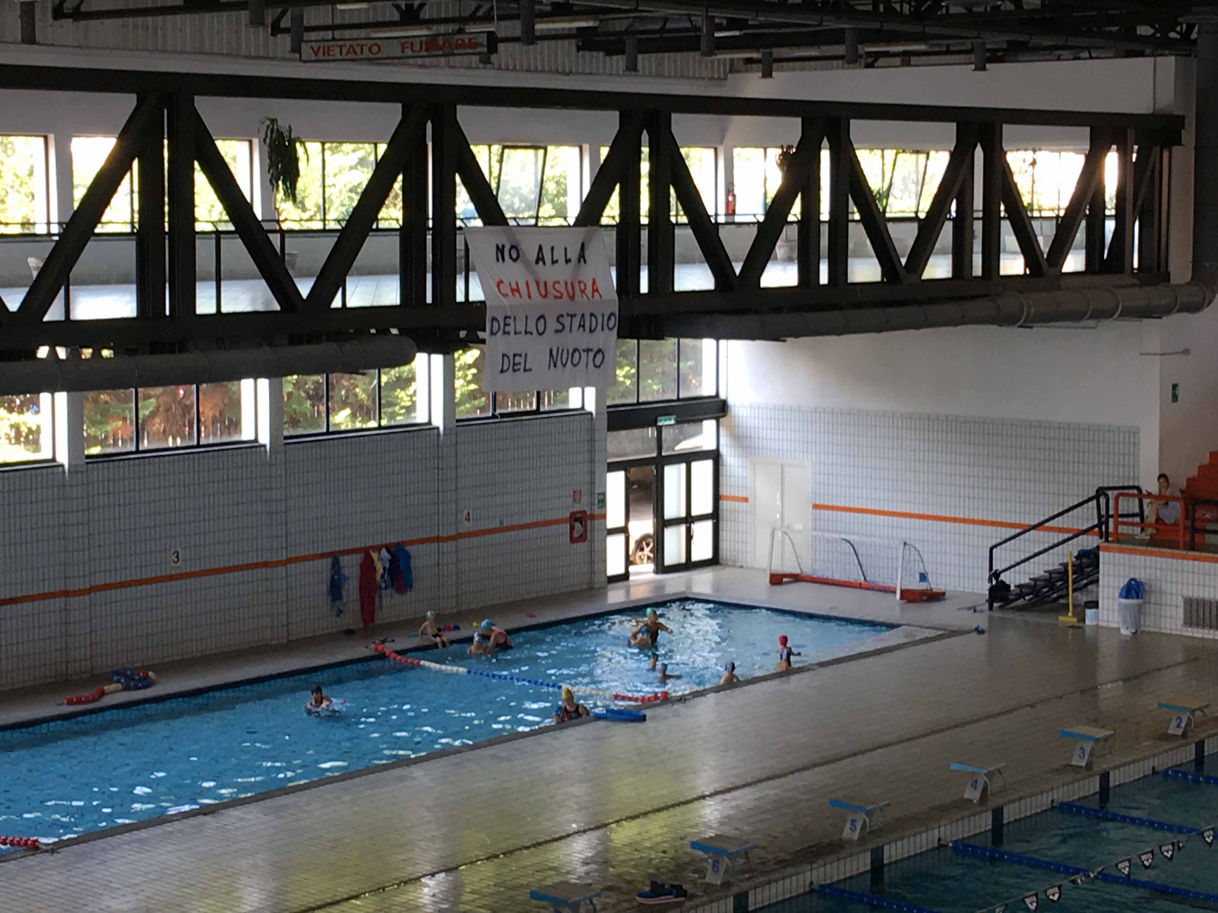 “Giù le mani dallo stadio del nuoto”: tanti punti oscuri sulla chiusura dell’impianto. Pronta una manifestazione per chiedere risposte alle istituzioni