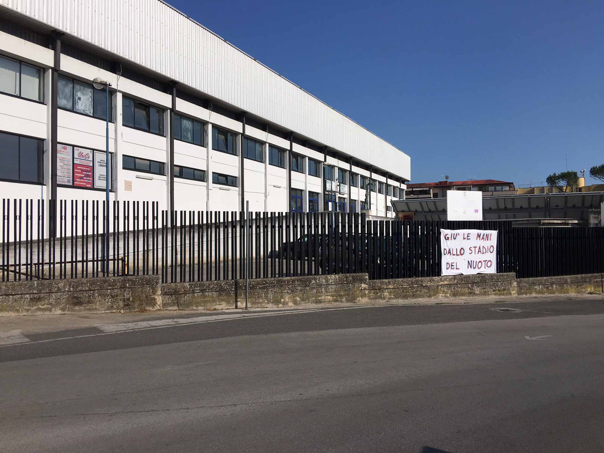 “Giù le mani dallo stadio del nuoto”: tanti punti oscuri sulla chiusura dell’impianto. Pronta una manifestazione per chiedere risposte alle istituzioni