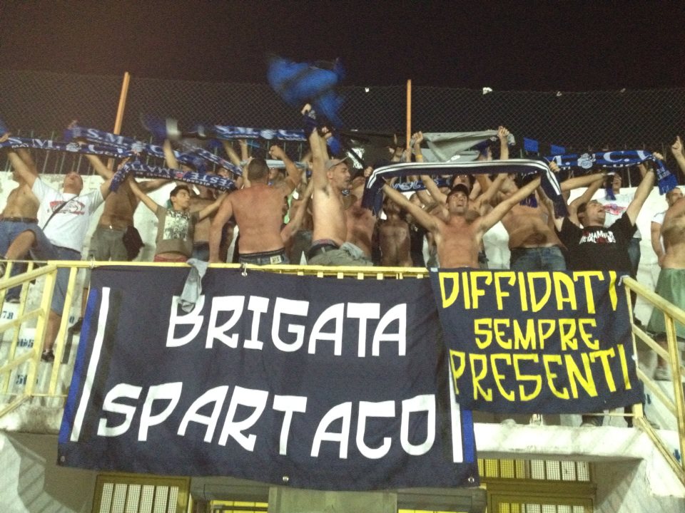 Gladiator, la contestazione della Brigata Spartaco ha un nuovo bersaglio: striscione contro l’Amministrazione targata Mirra