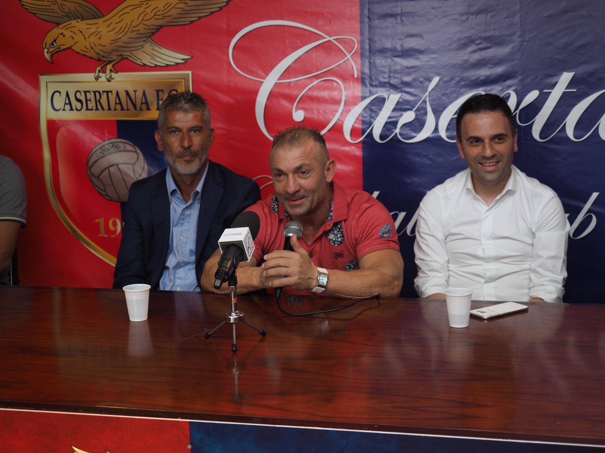 Casertana, il presidente D’Agostino infiamma la piazza: “Tre anni per un progetto importante. Lo stadio? Presto definiremo la gestione”