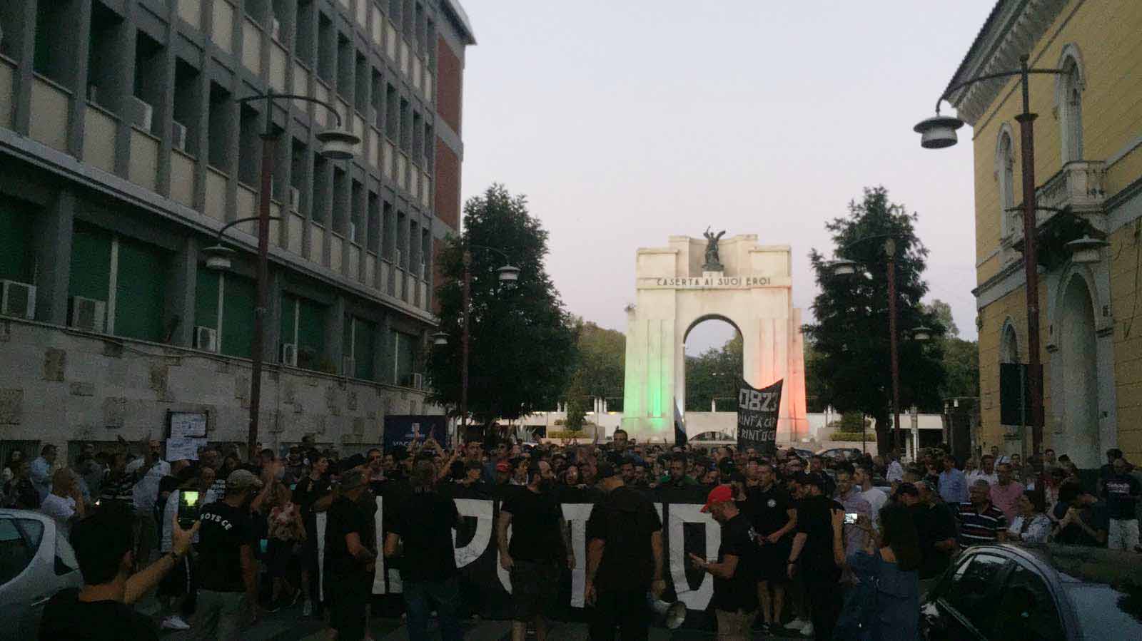 I casertani scendono in piazza per difendere la storia: “La Juvecaserta non può morire”