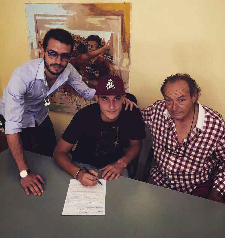 Marco Ginestra mentre firma il contratto col ds Caso