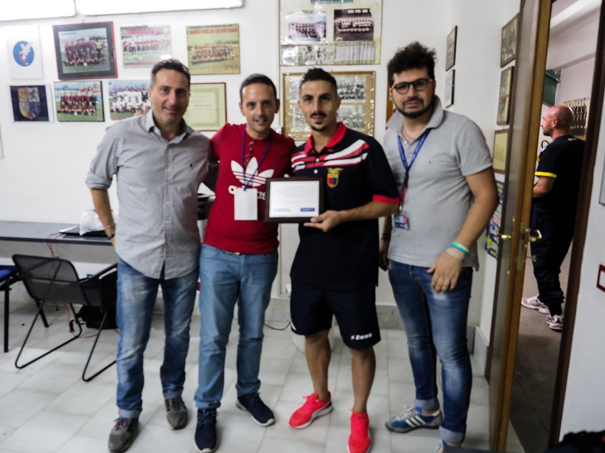 Rainone premiato da Serpe, Veccia e Gallo (Foto Giuseppe Scialla)