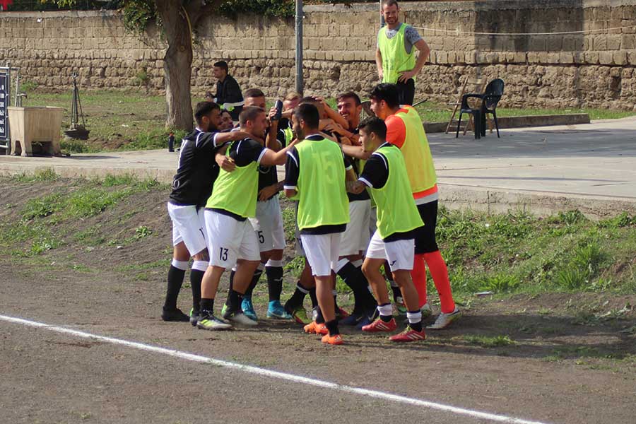 L'esultanza della Frattese (Foto Cicchella)