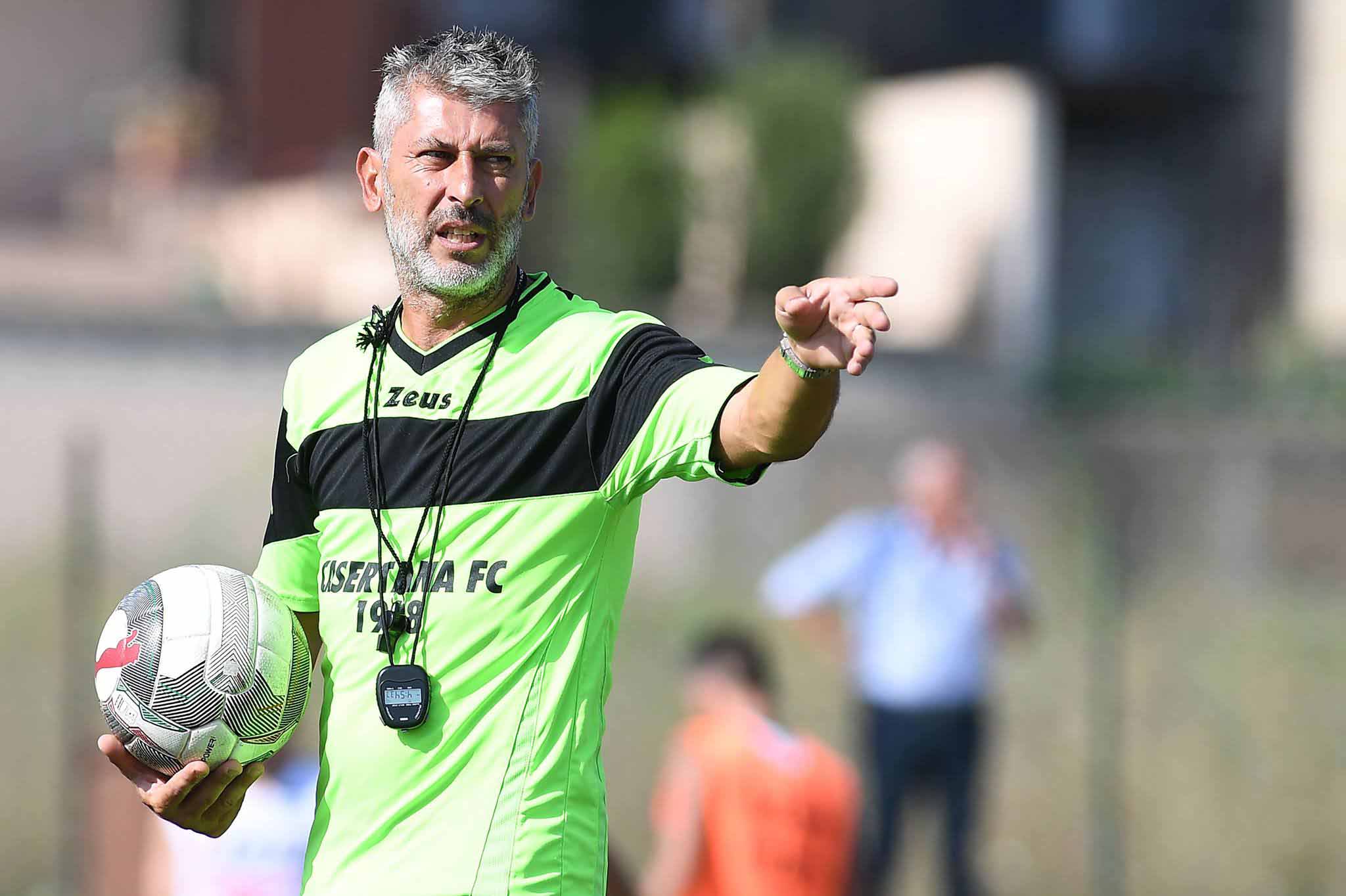 Scazzola e la Casertana pronti all’esordio casalingo: “Catania costruito per vincere ma le partite vanno giocate. Mercato? La società ha mantenuto le promesse adesso tocca a noi”