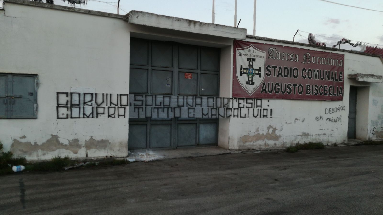 I tifosi dell’Aversa si schierano con Corvino: “Compra la Normanna e manda tutti via”