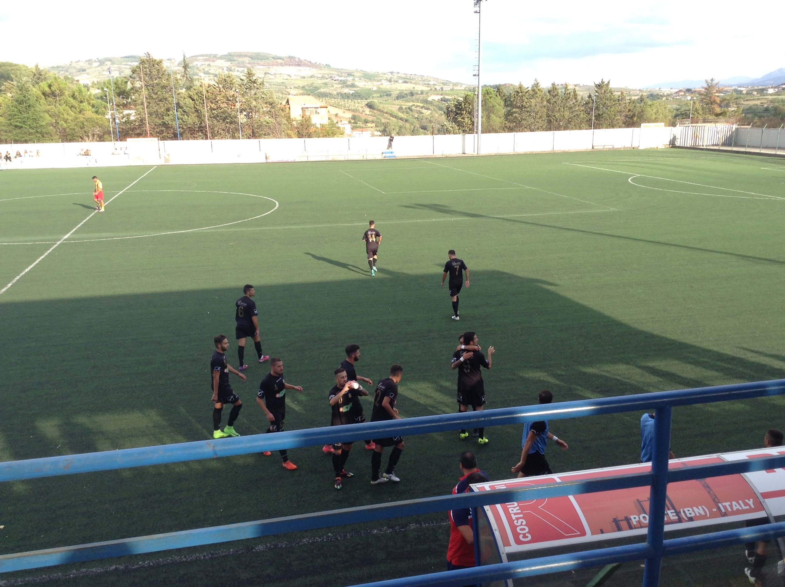 L'abbraccio tra Grezio e Barone Lumaga dopo il goal (foto Ufficio Stampa US Sessana 1915)