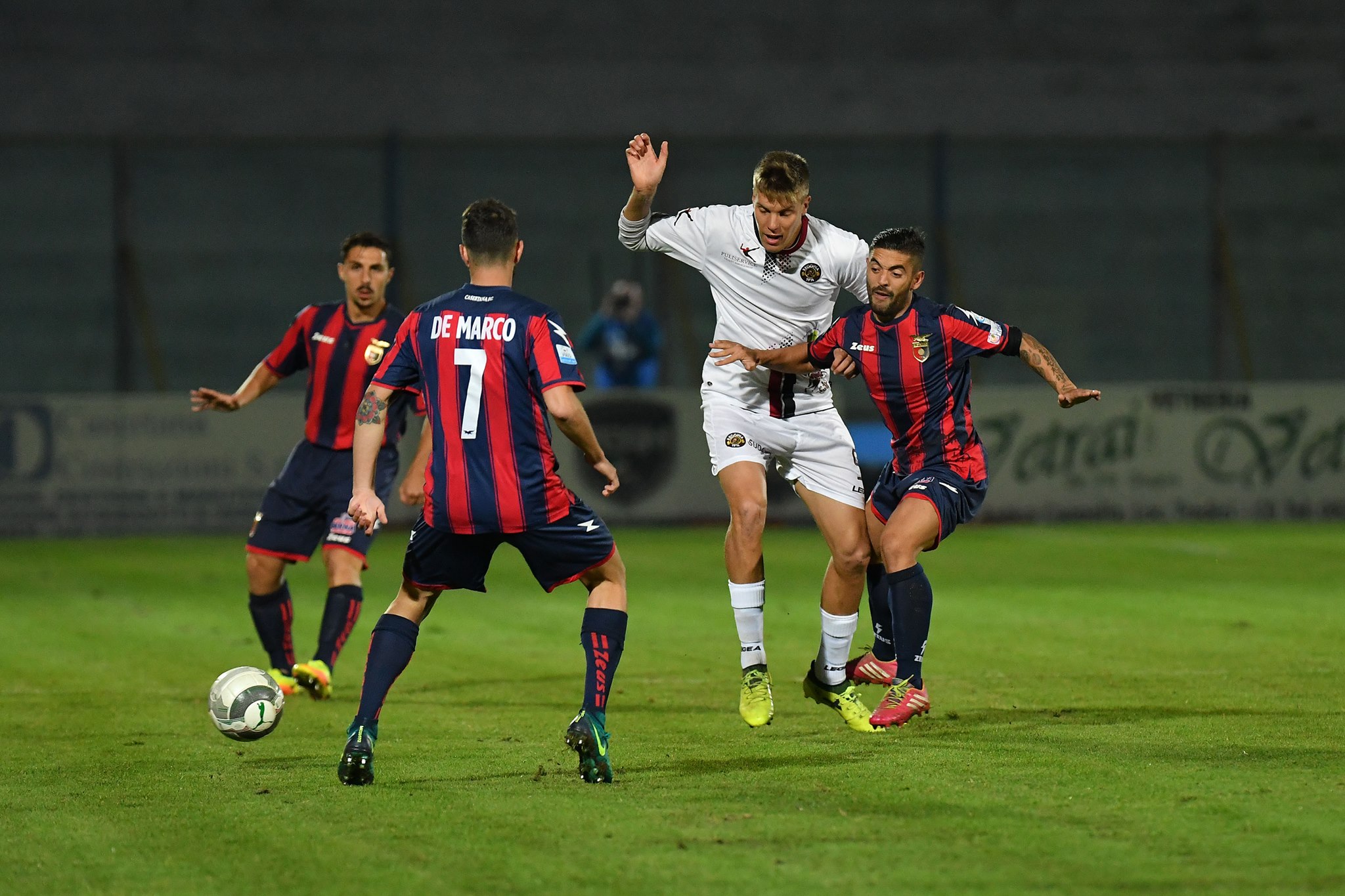 Un'azione di Casertana-Reggina (Foto Giuseppe Scialla)