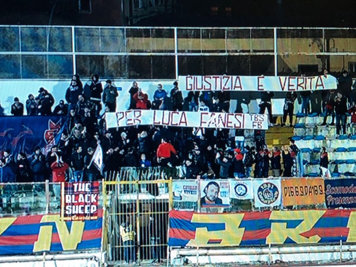 Casertana: striscione e cori della tifoseria rossoblù per Luca Fanesi, sostenitore della Samb uscito dal coma dopo gli incidenti di Vicenza