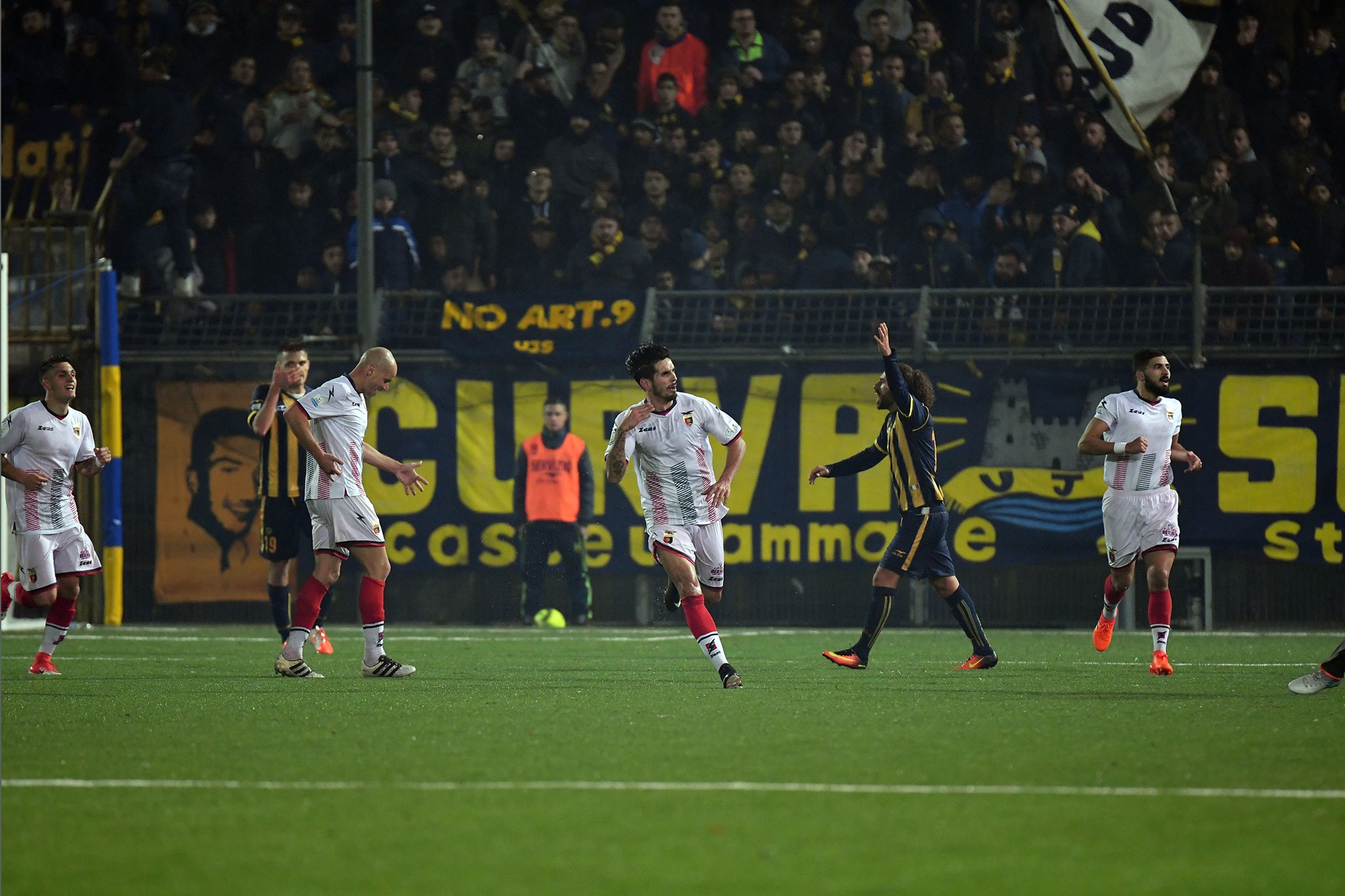 Casertana, è super Alfageme nel derby: spettacolare pari contro la Juve Stabia