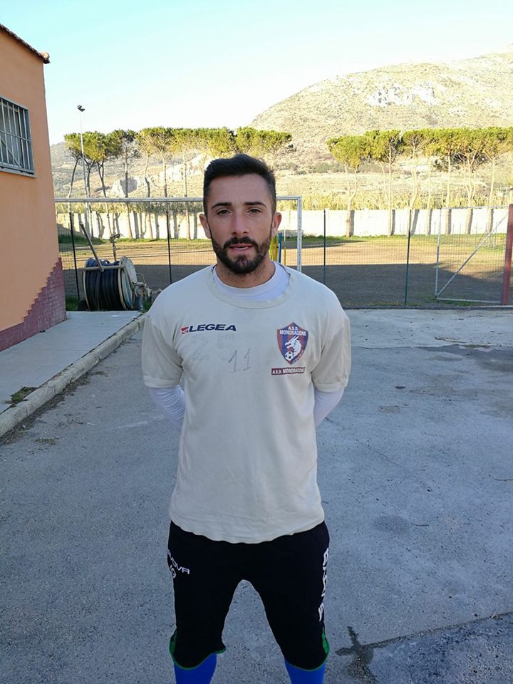 Nuovo attaccante per il Mondragone, De Biase si presenta: “Qui grazie a mister Carannante. Col Savoia sarà difficile ma ce la giocheremo”