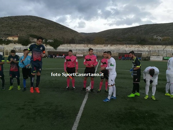 Ingresso in campo di Vitulazio ed Hermes Casagiove (foto SportCasertano.it)