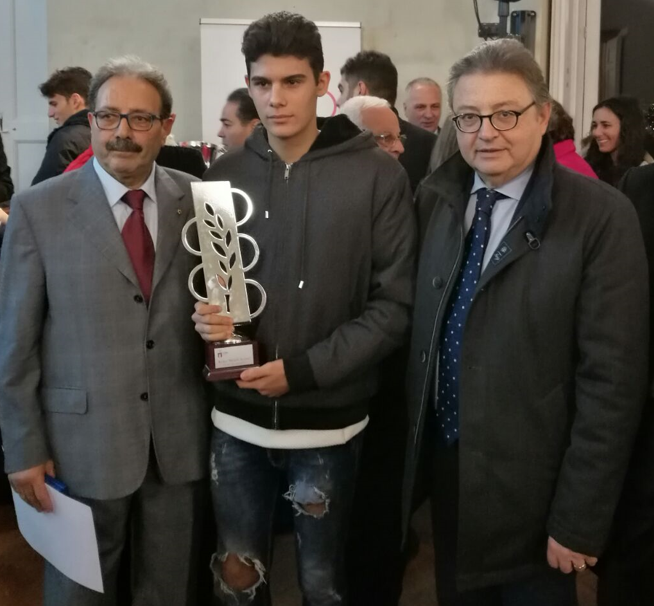 Vincenzo Siciliano premiato dal Coni col trofeo ‘Accinni’