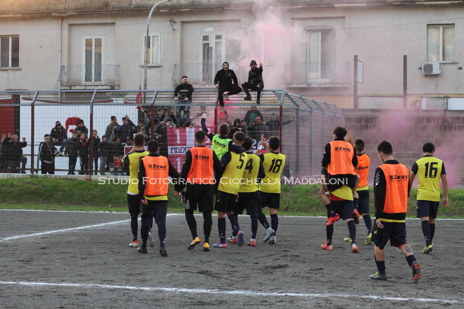 L'esultanza della Maddalonese a fine gara (Foto Cicchella Maddaloni)