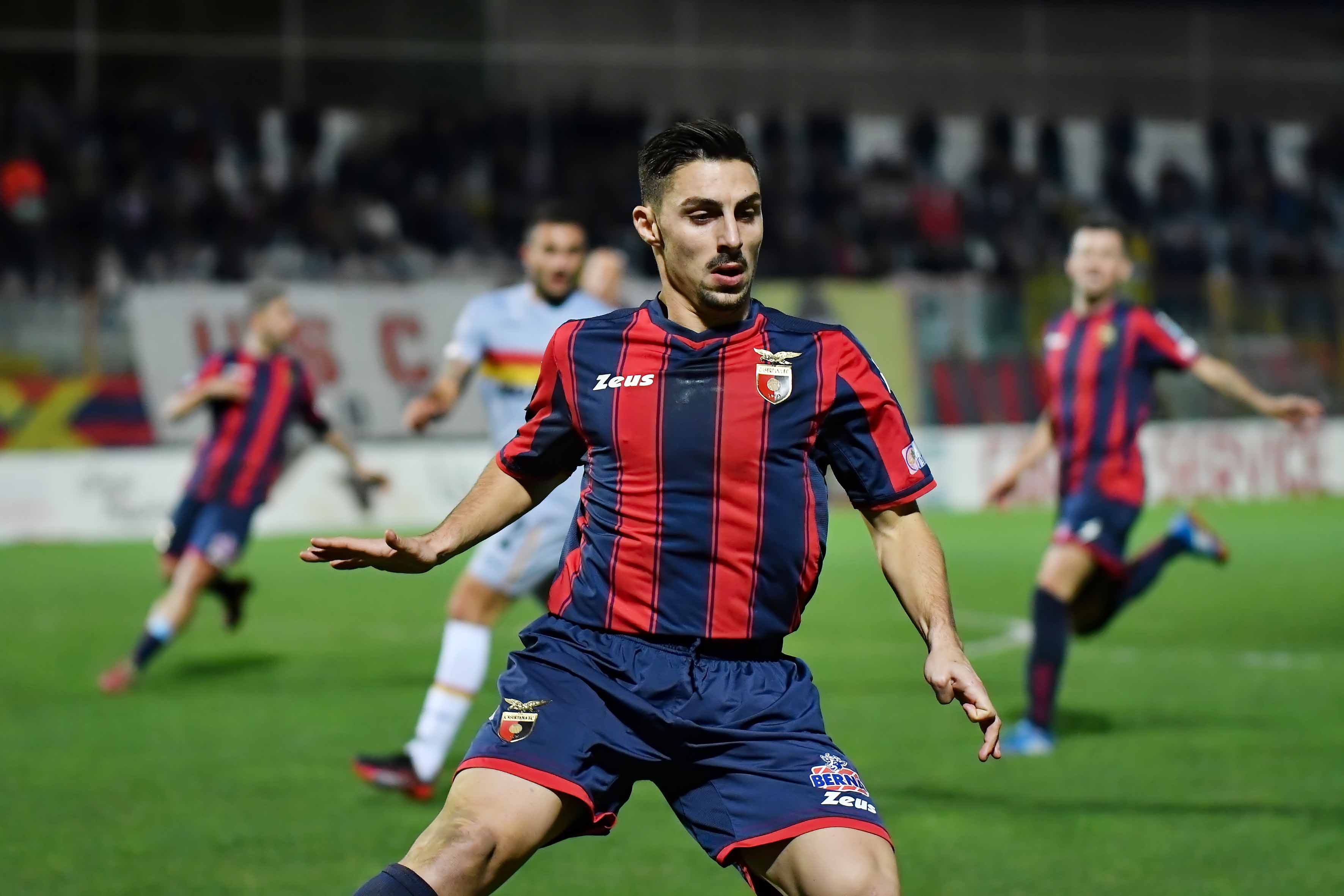 Rainone non cerca alibi e indica la strada: “Casertana presuntuosa contro l’Andria, ora torniamo umili. Non ci sentiamo inferiori alle big ma dobbiamo dimostrarlo”