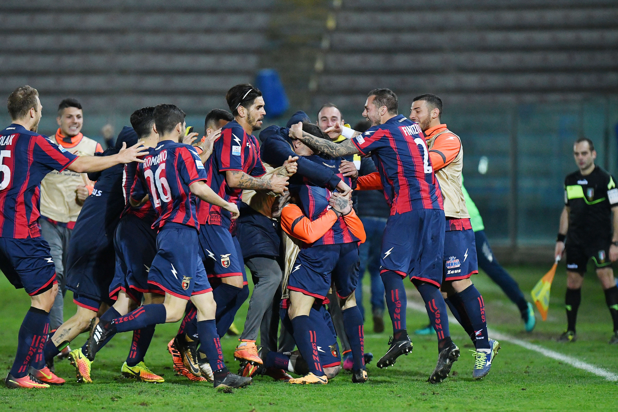 Pinna gol e la Casertana espugna Brindisi: gioia infinita per un successo che può essere la svolta stagione. La fotogallery dell’incontro