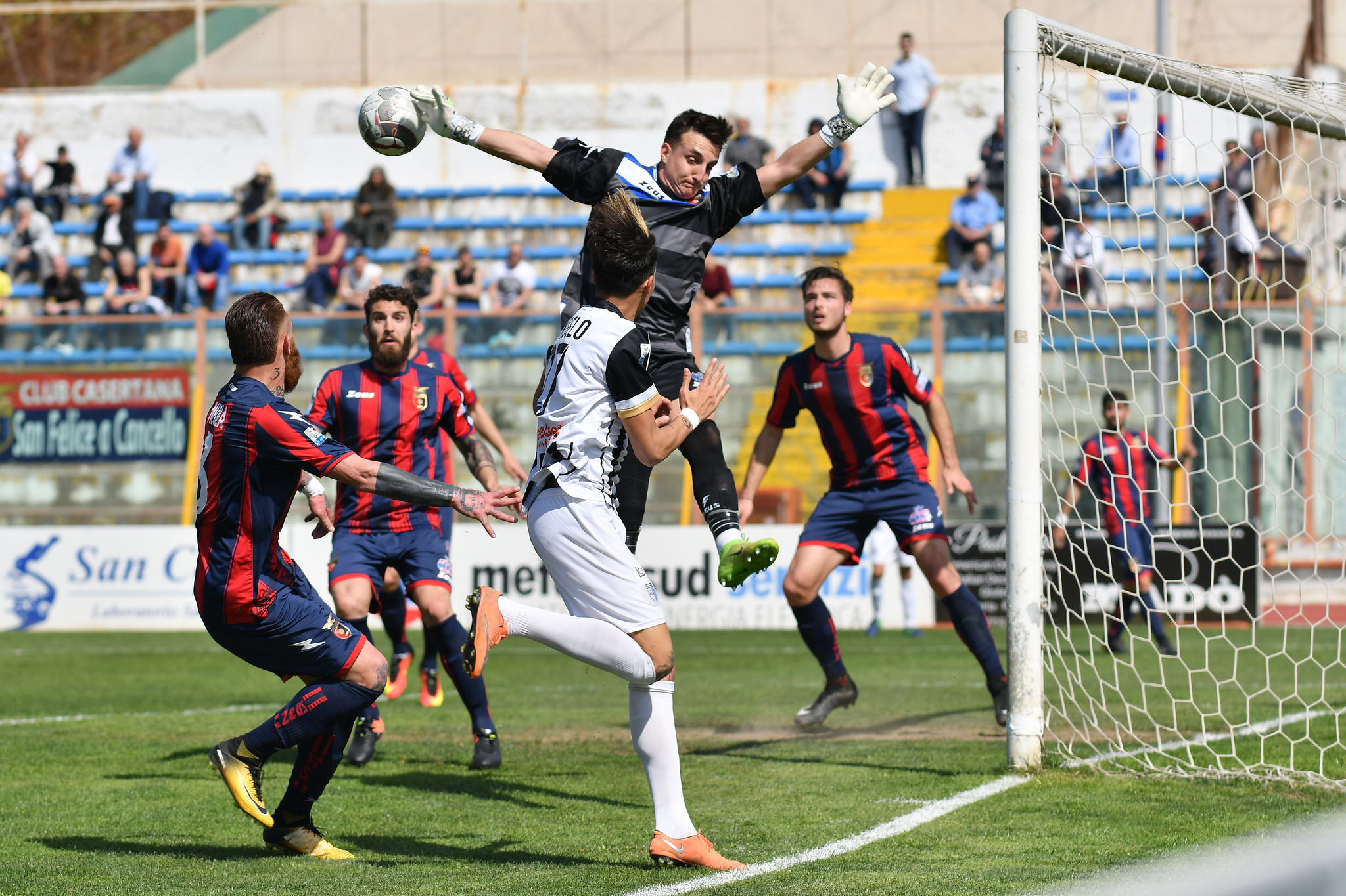 Tra Casertana e Leonzio è un pari che serve a poco ma la rincorsa ai playoff continua. La fotogallery dell’incontro
