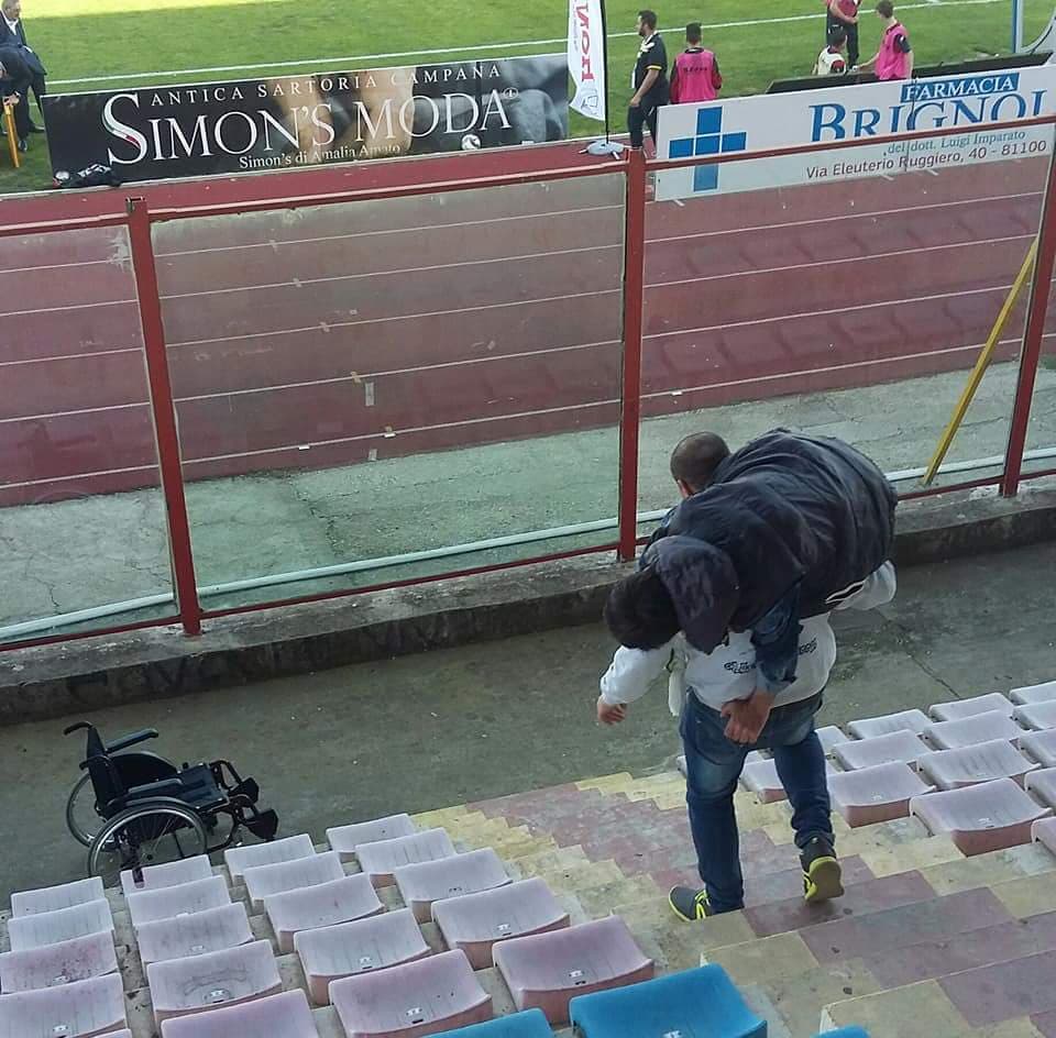 Quelle foto che nascondono una triste verità: dopo tre anni non ancora attivo il montascale per disabili al Pinto. Una vergogna senza fine!