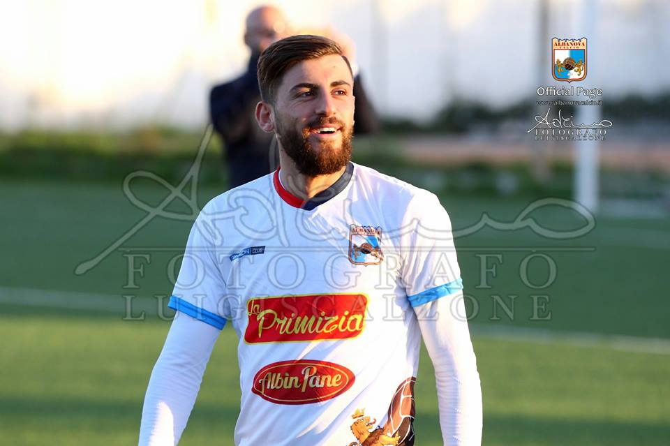 Ciro Simonetti con la maglia bianca dell'Albanova