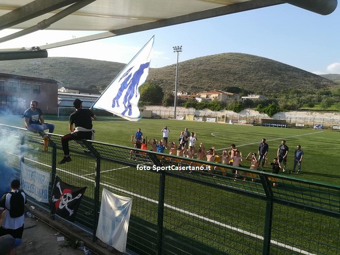 L'esultanza a fine partita dell'Albanova (foto SportCasertano.it)