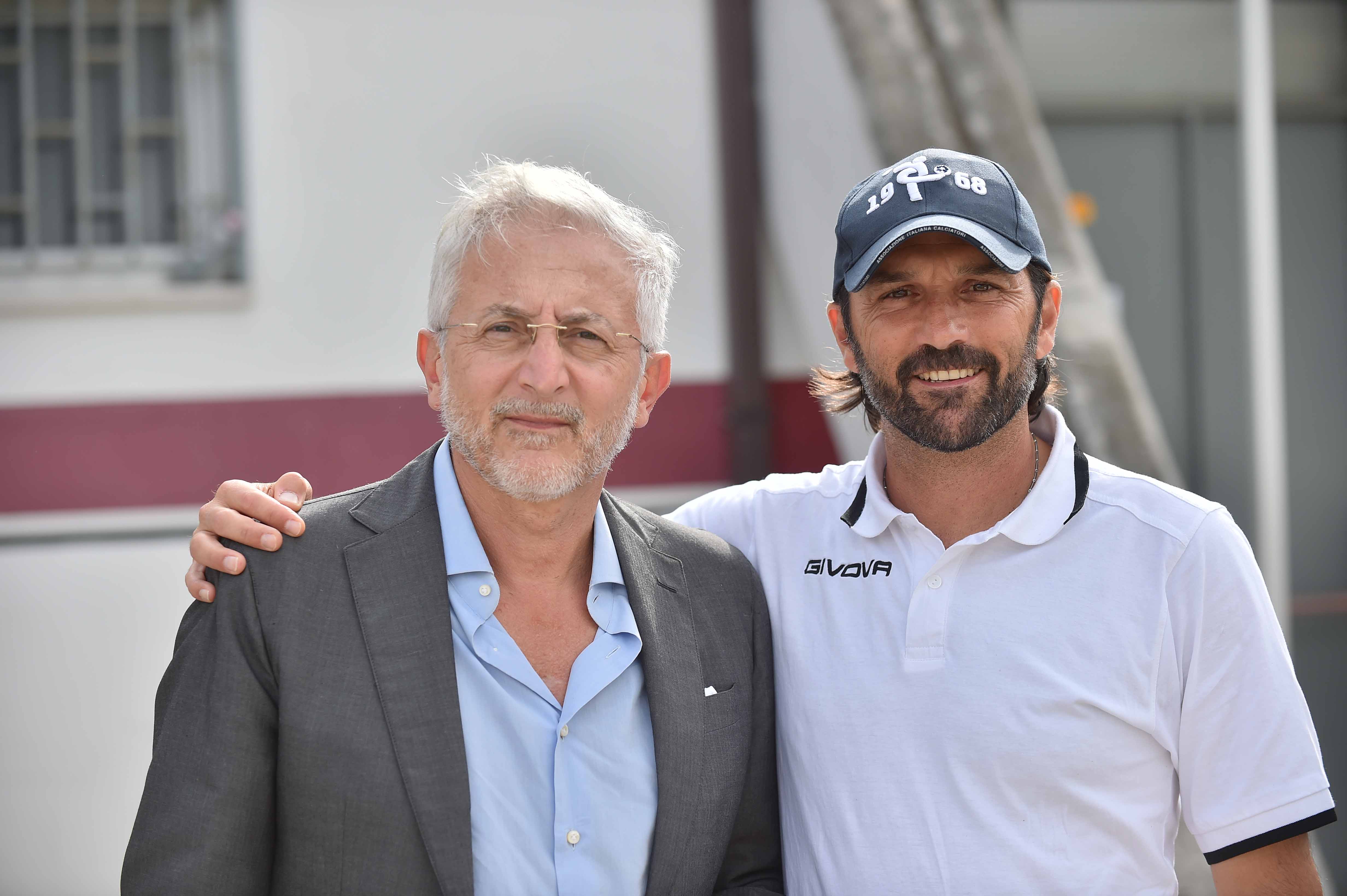 Aversa che caos! I tifosi chiedono a Spezzaferri la testa di Marasco e Varriale ma il patron se ne lava le mani e dice di parlare con Corvino. Ecco la risposta