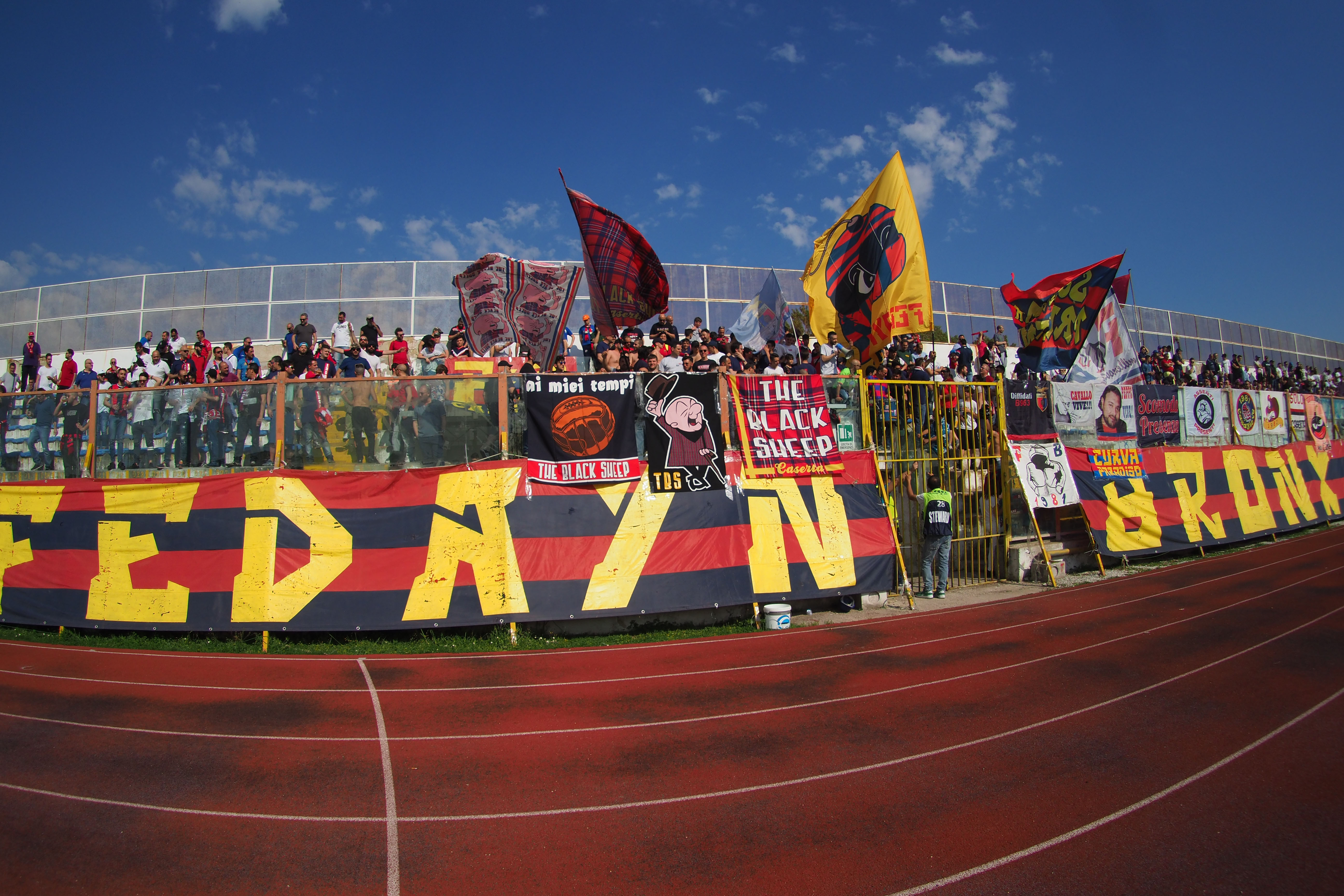 La Casertana si prende il derby con la Juve Stabia dopo quarant’anni, la fotogallery del match