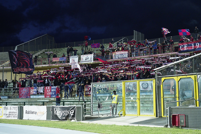 La Casertana pareggia a Cosenza e saluta i playoff. Che spettacolo di tifo al ‘San Vito-Marulla’, la fotogallery