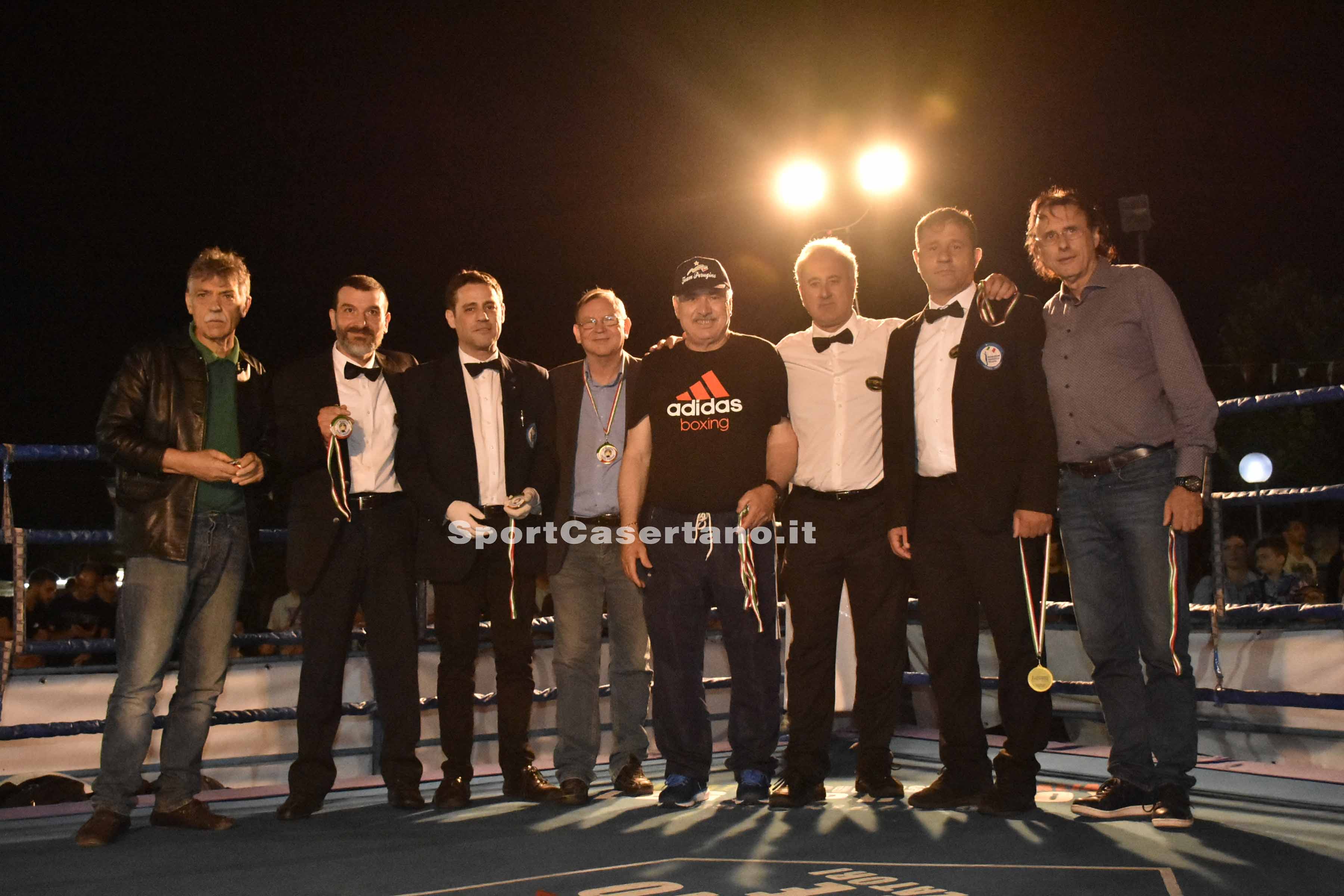 Il maestro Perugino ieri sera sul ring con gli arbitri (Foto Marco Falco)