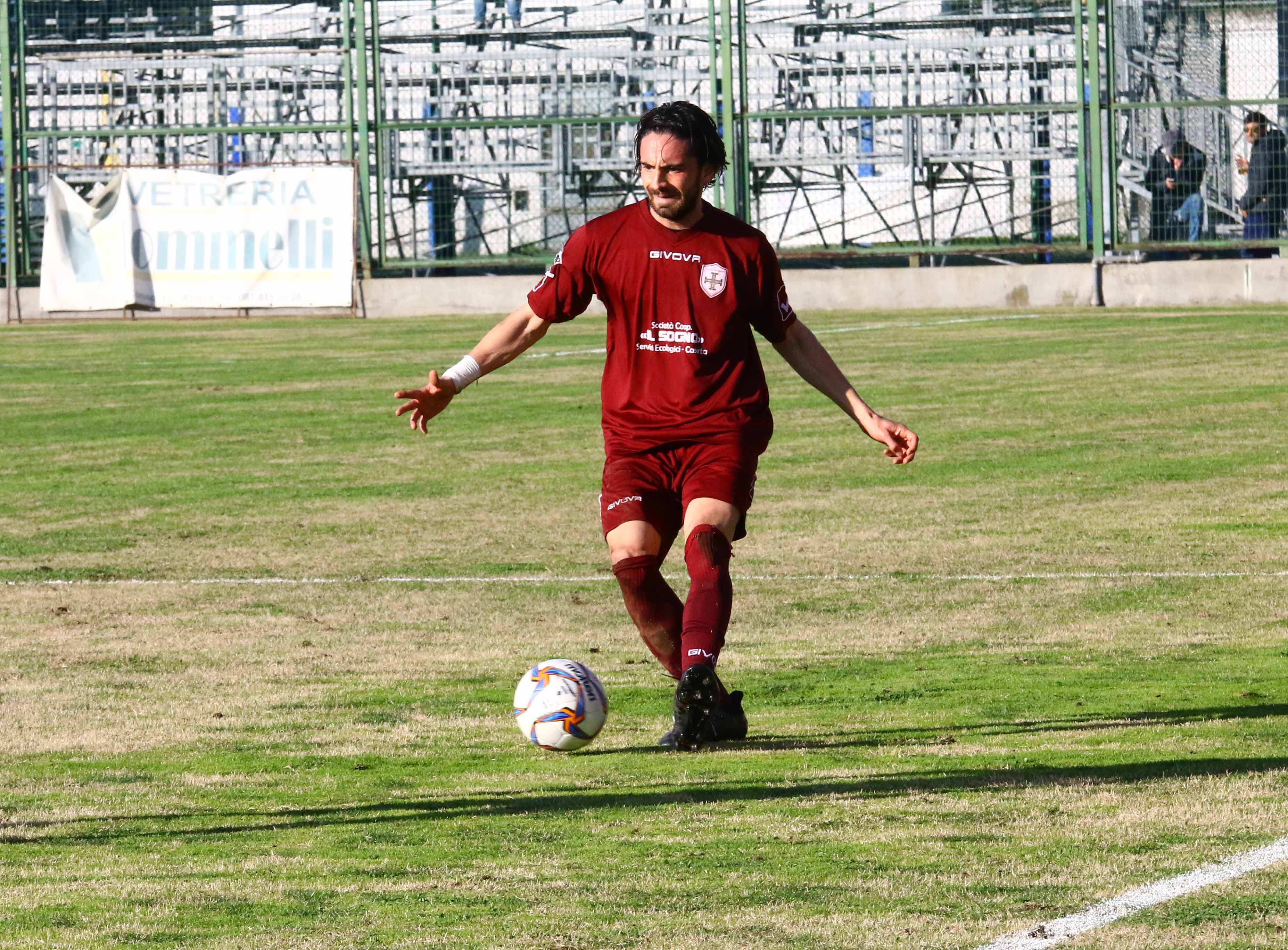 Un punto per continuare a sperare: l’Aversa impatta in casa del Gravina e nei playout sarà derby con la Turris
