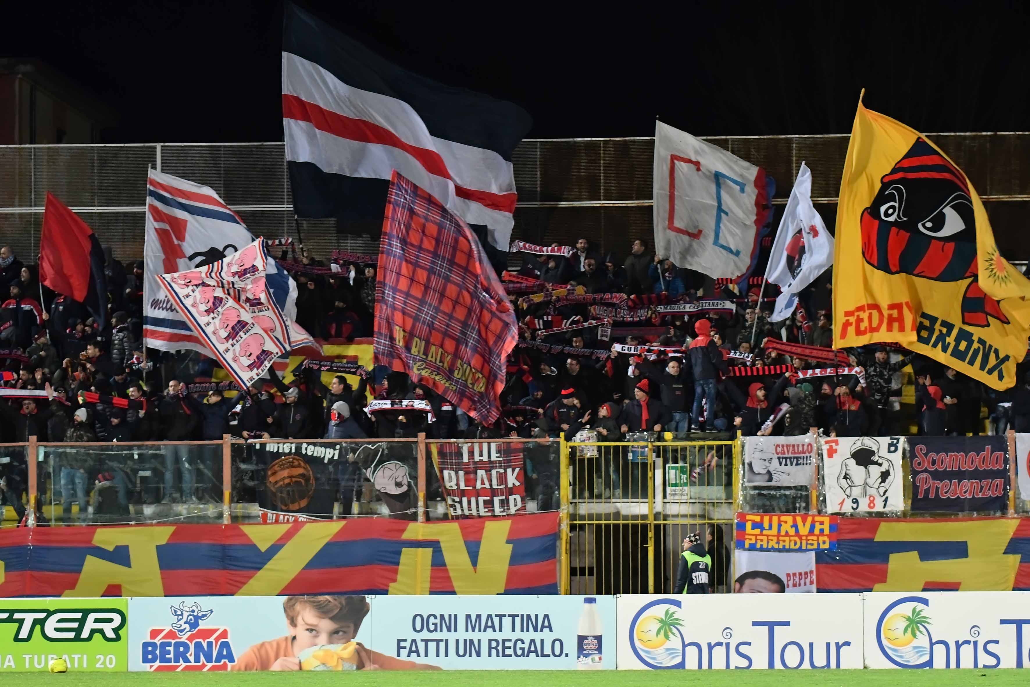 Casertana-Rende è caccia al biglietto e il club rafforza i punti vendita! Il Pinto colorato di rossoblù per spingere i falchetti al secondo turno playoff