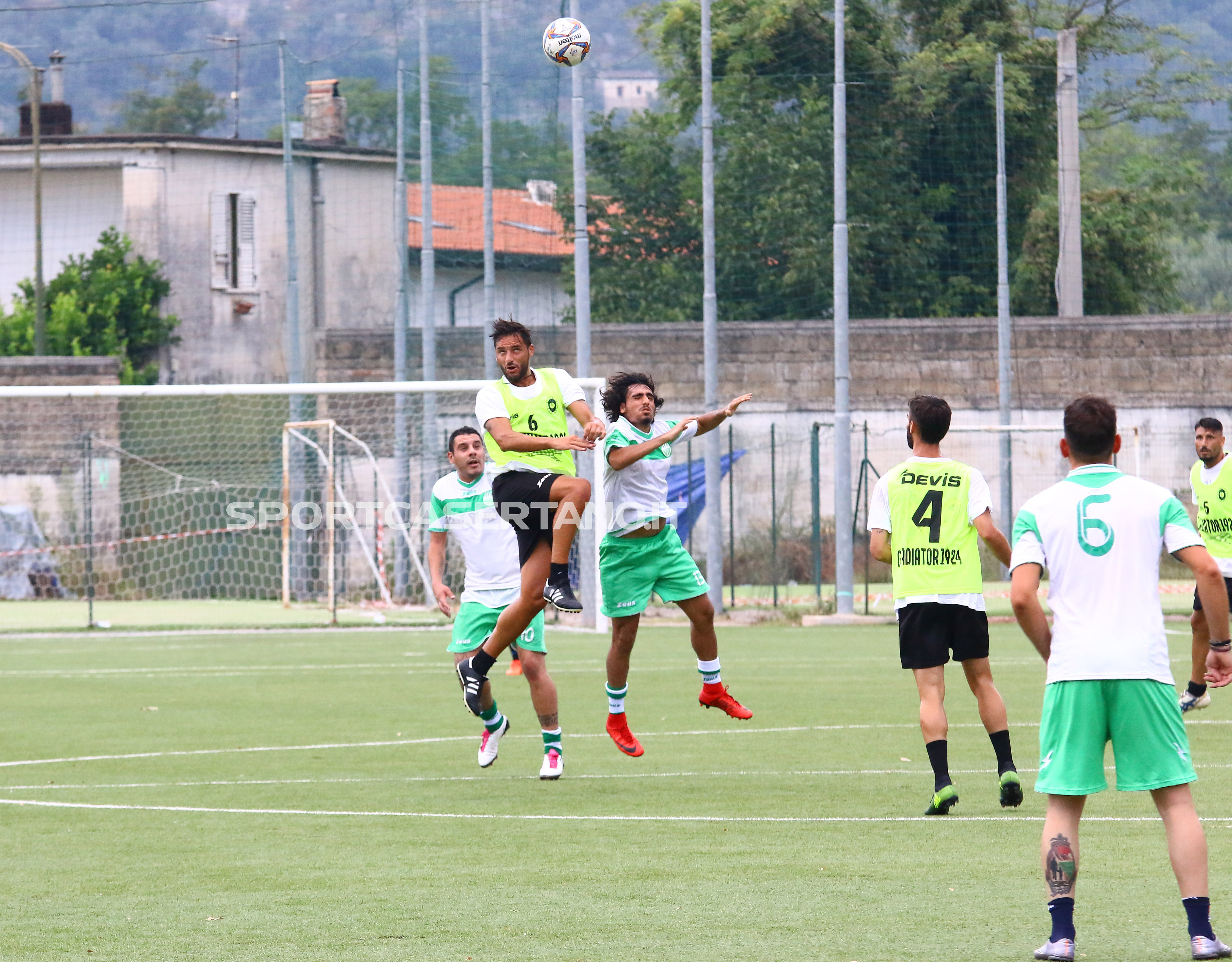 Il caldo torrido non ferma Tre Pini e Gladiator, la fotogallery dell’amichevole