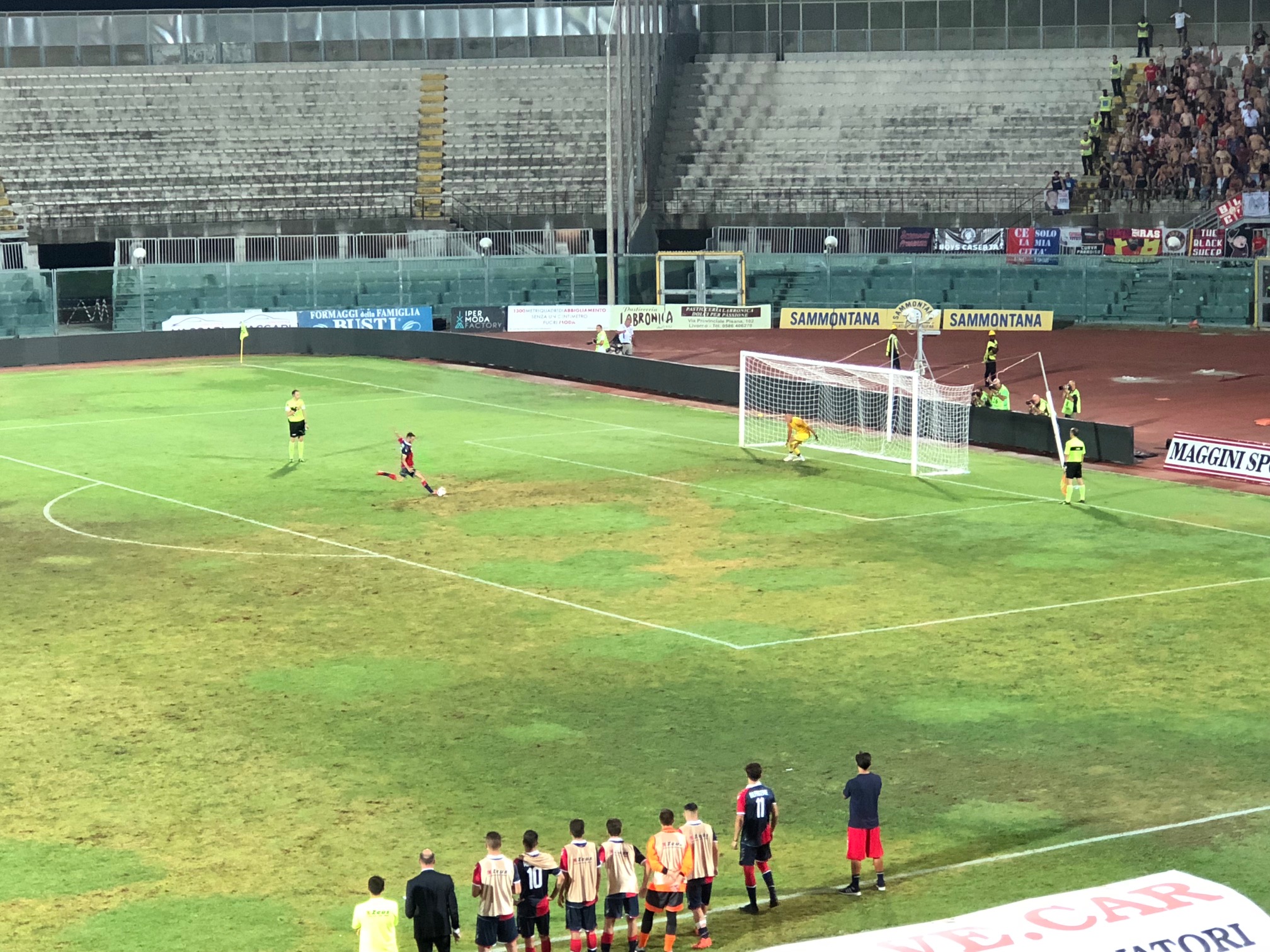 La Casertana spaventa il Livorno ma si arrende ai rigori. I rossoblù escono tra gli applausi del ‘Picchi’