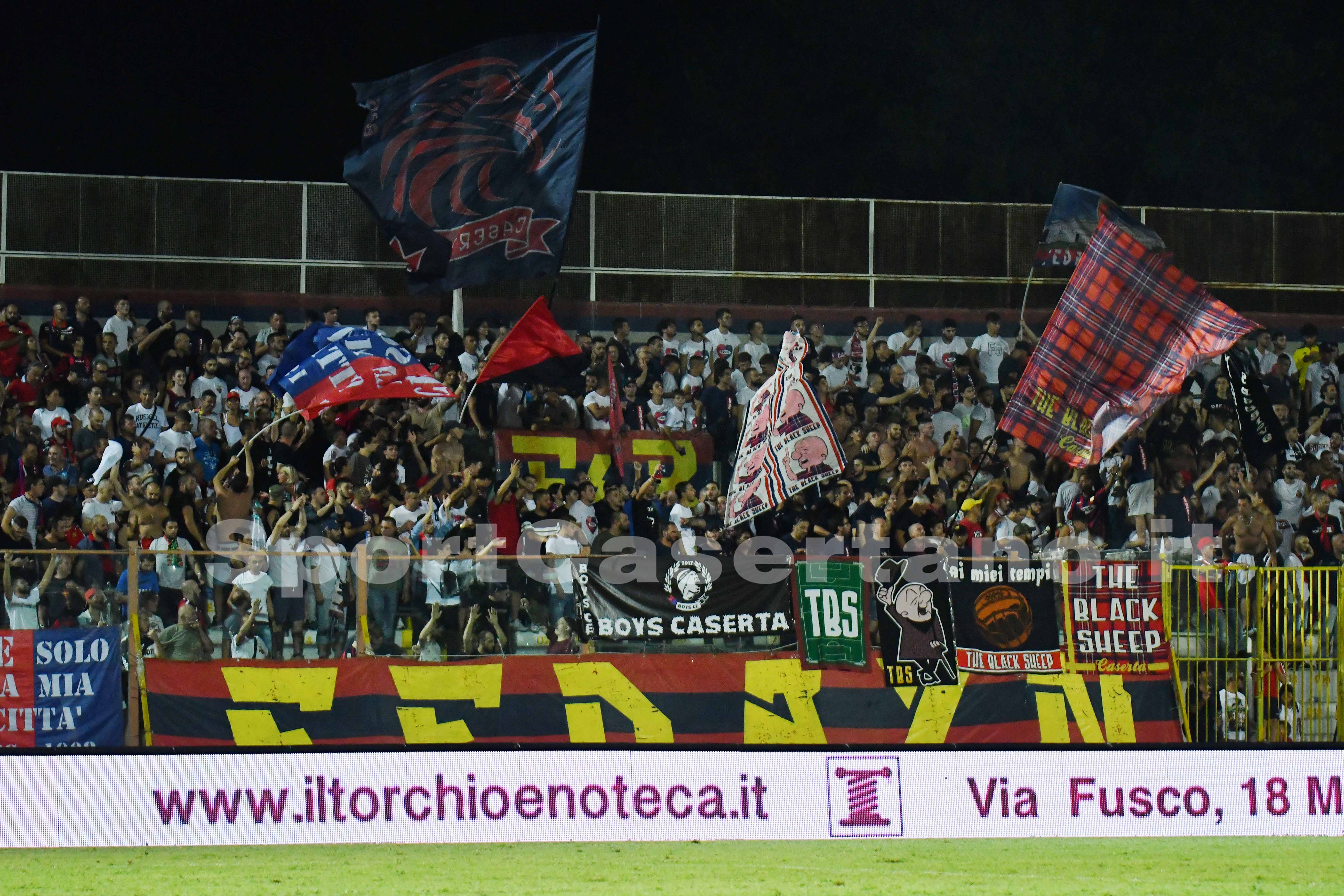 VIDEO – 5000 cuori rossoblù spingono la Casertana verso la prima vittoria. Che ovazione per D’Agostino e a fine gara scoppia la festa