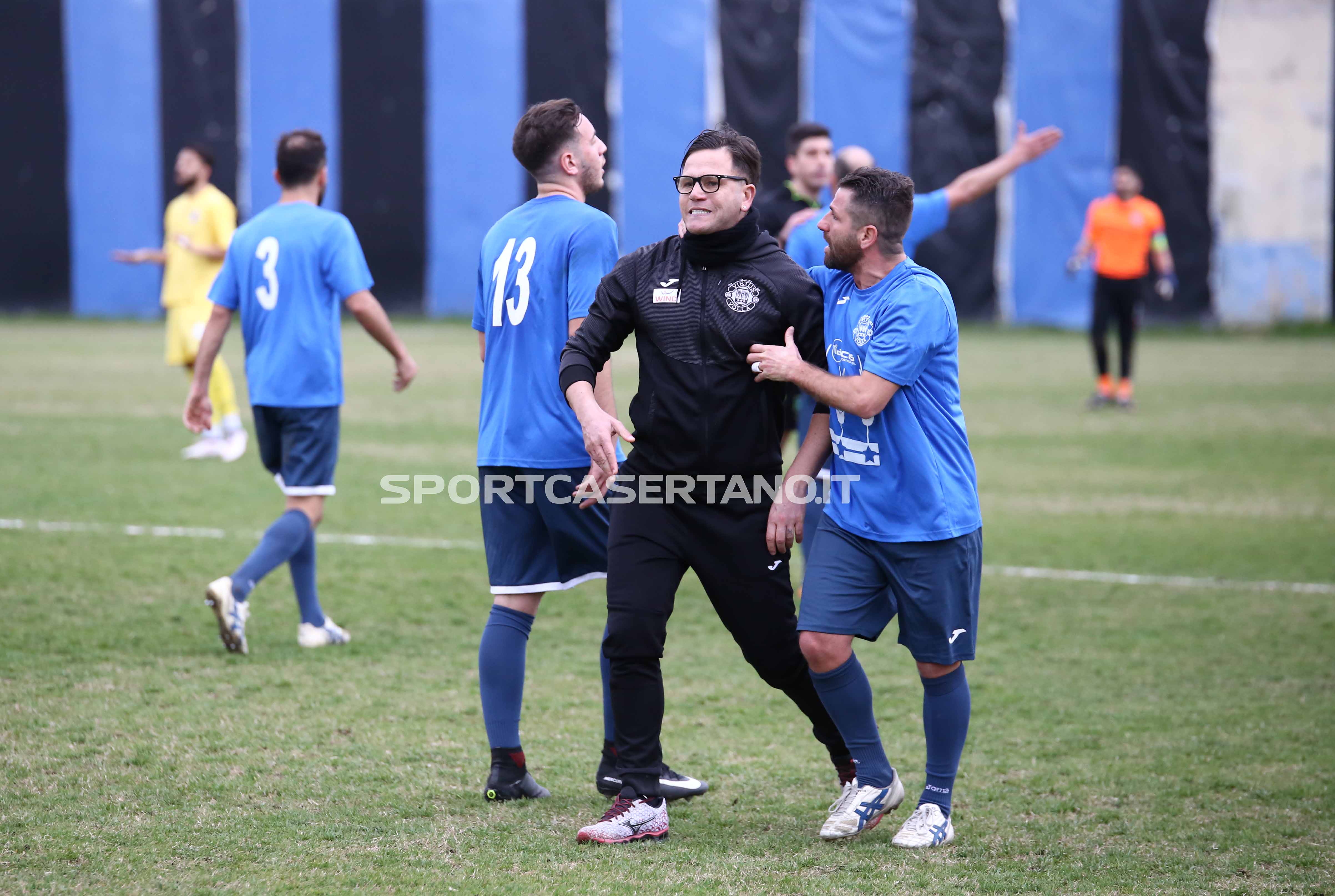 VIDEO – Mister De Michele senza peli sulla lingua: “Massimo rispetto per Santa Maria ma alcuni tifosi hanno sbagliato. Non rinnego il passato, per sempre forza Casertana”