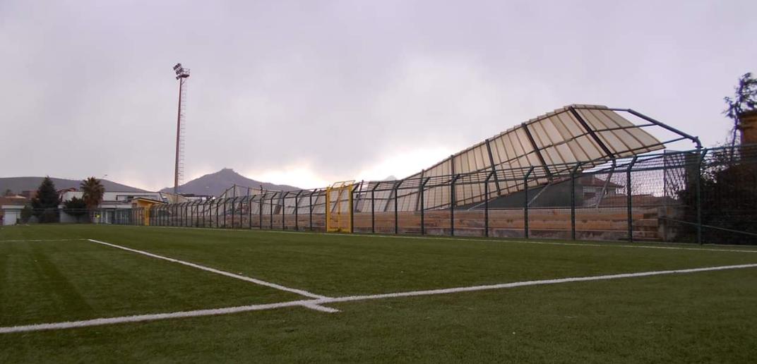 TEMPESTA DI VENTO. Shock a Vitulazio! Vola via la copertura dello stadio