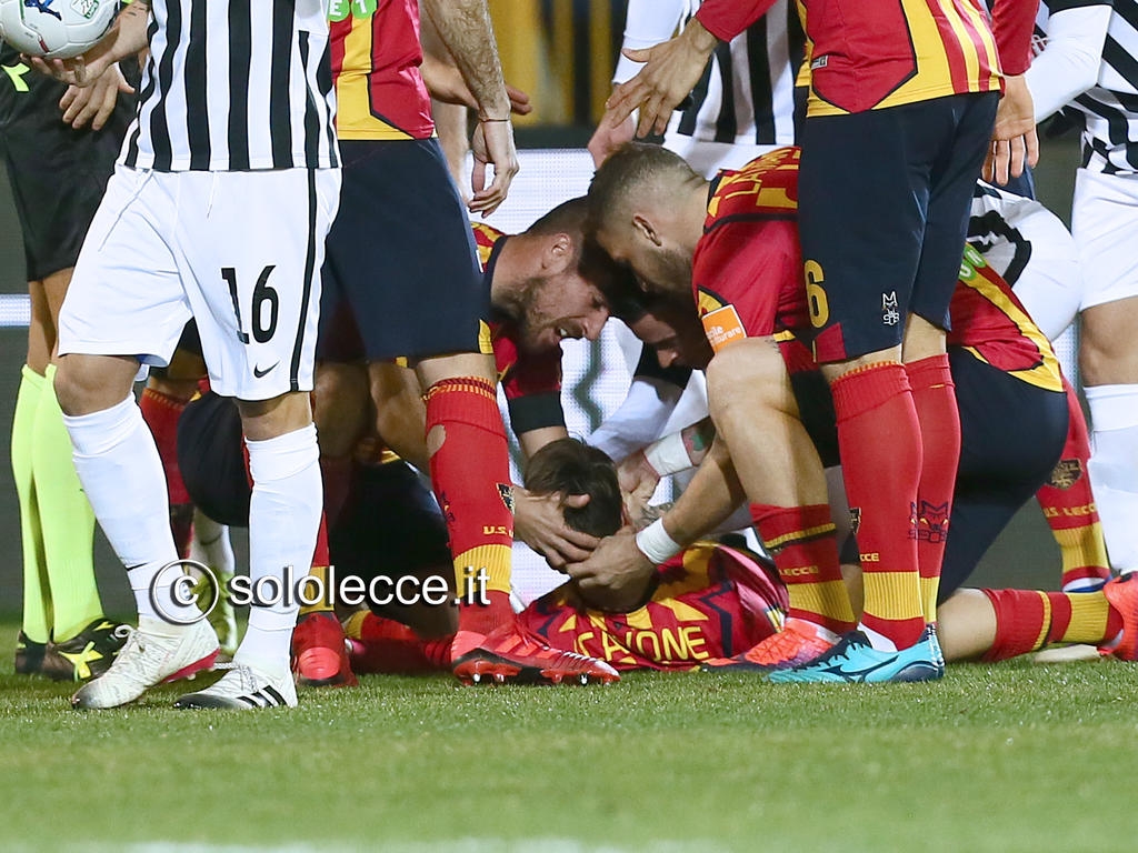 Mancosu e Ciciretti aiutano Scavone (foto SoloLecce)