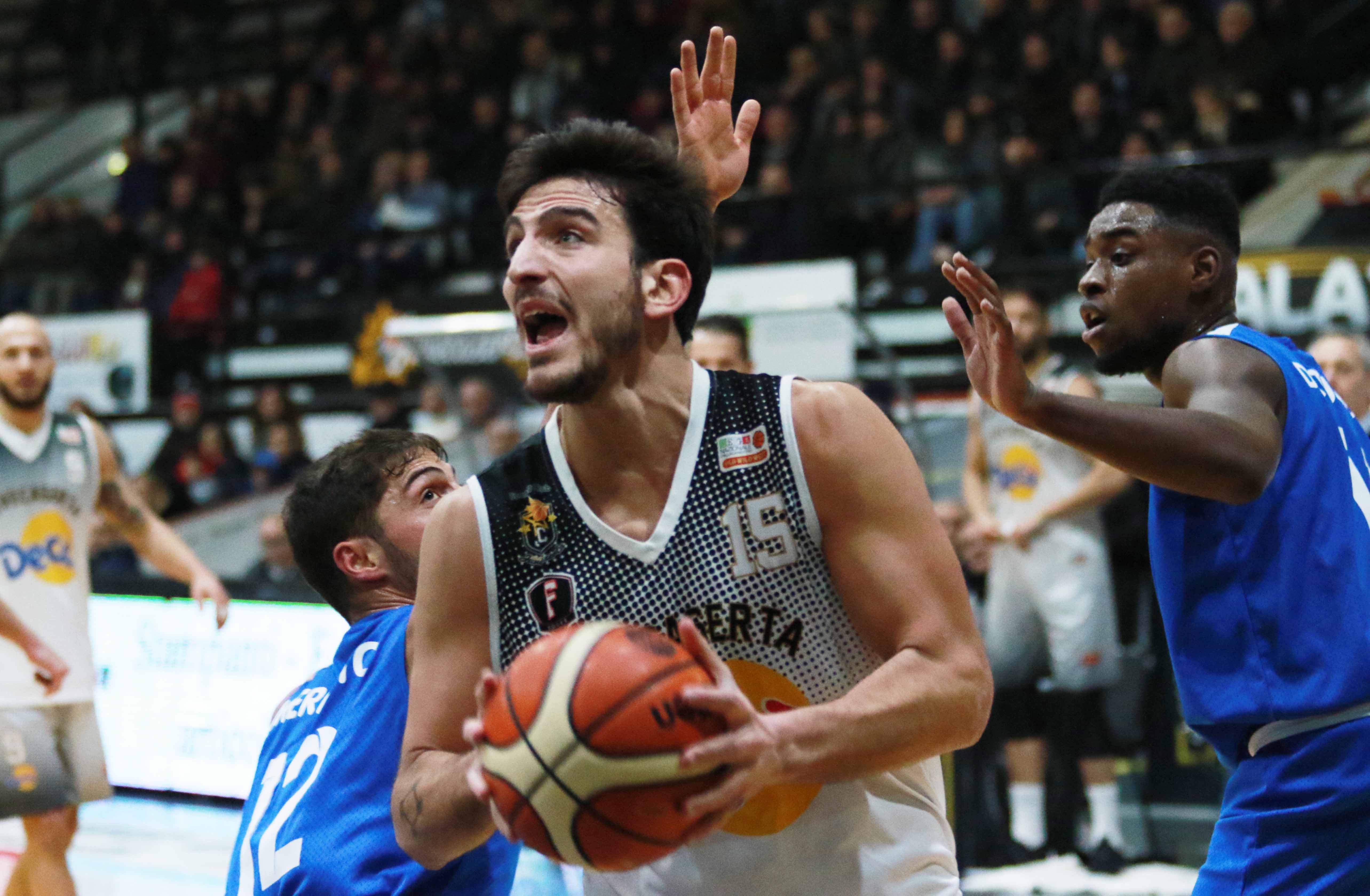 Pozzuoli cambia coach, la Decò Caserta non si fida e Rinaldi mette in guardia i bianconeri: “Non regaleranno nulla sarà una battaglia”