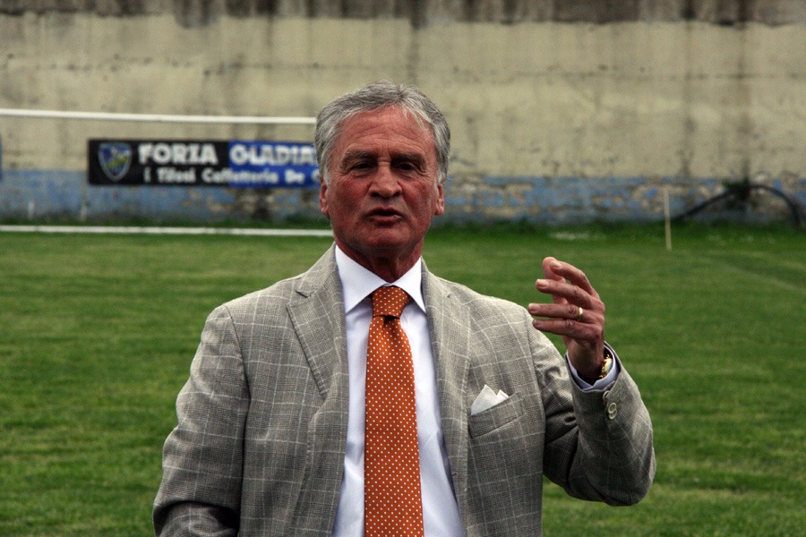IL CALCIO PERDE UN VINCENTE NATO. Tonino Simonetti saluta a fine partita, di domenica pomeriggio