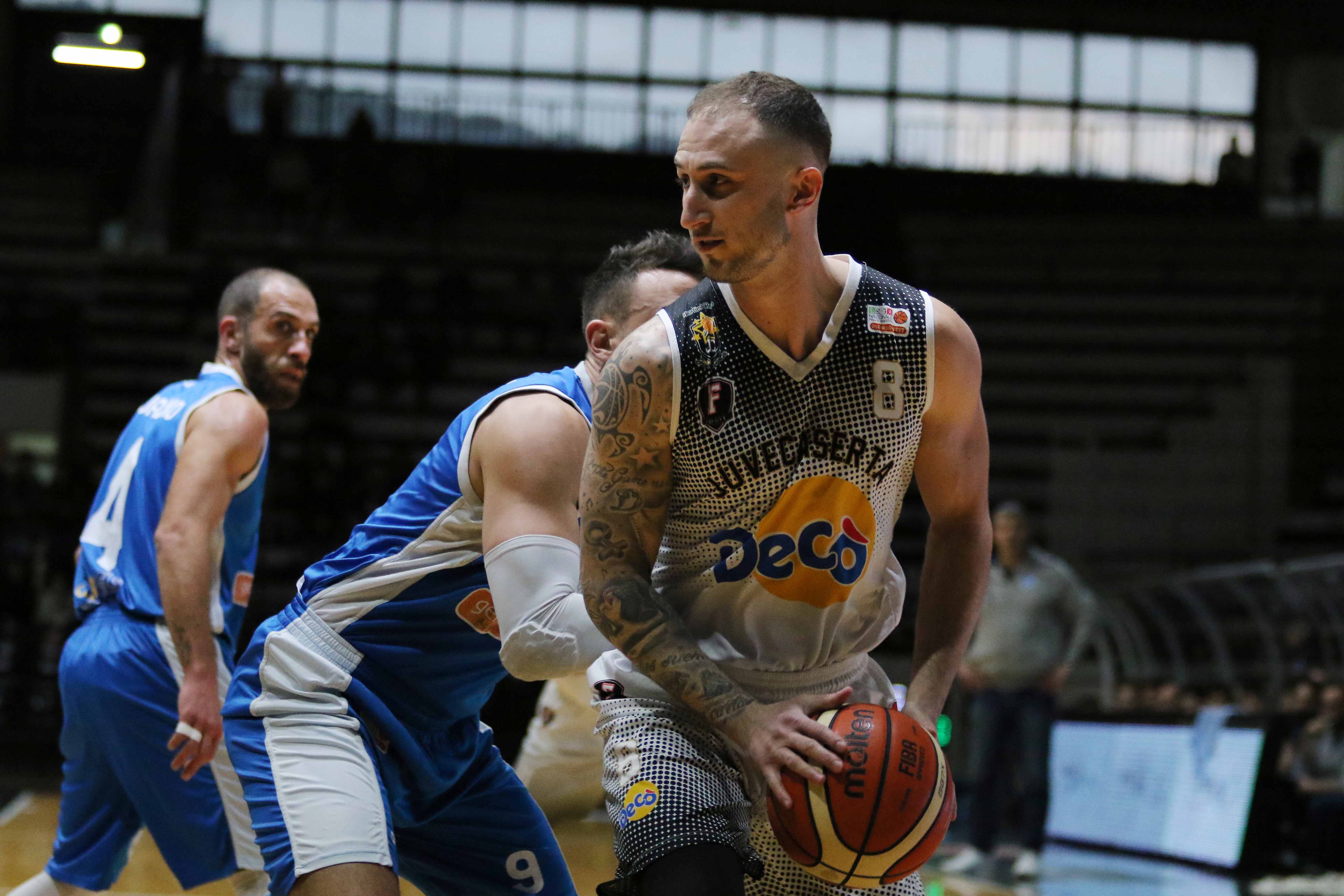 Caserta (stra)vince sotto la benedizione del suo ‘Pino’