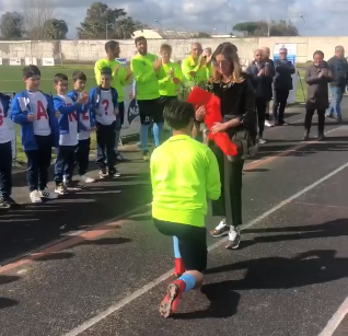 CICCIO LEPRE, CHE ROMANTICISMO! Indimenticabile proposta di matrimonio sul campo di calcio, insieme a tutto il pianeta Albanova