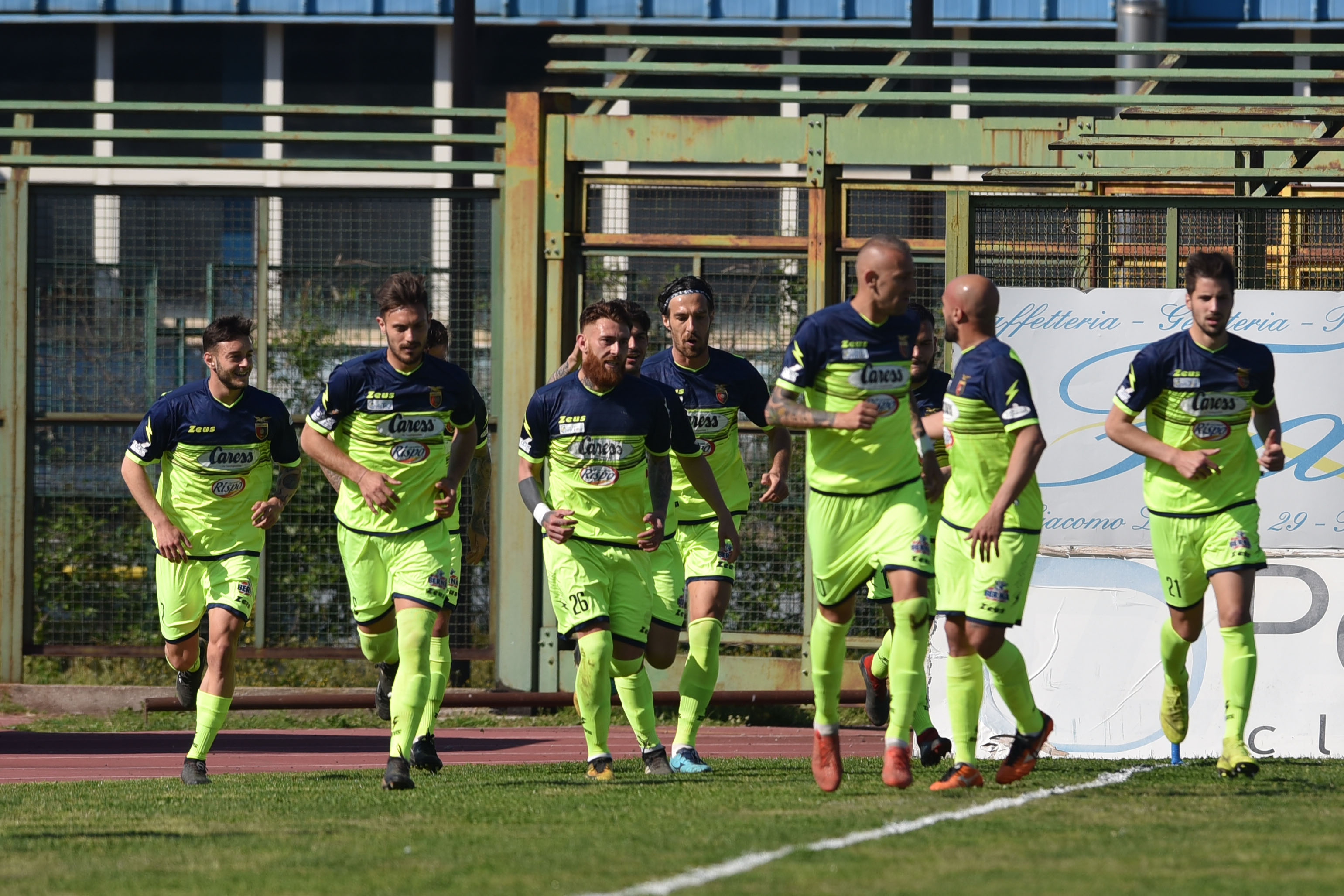 L'esultanza dei calciatori della Casertana (foto G. Scialla)