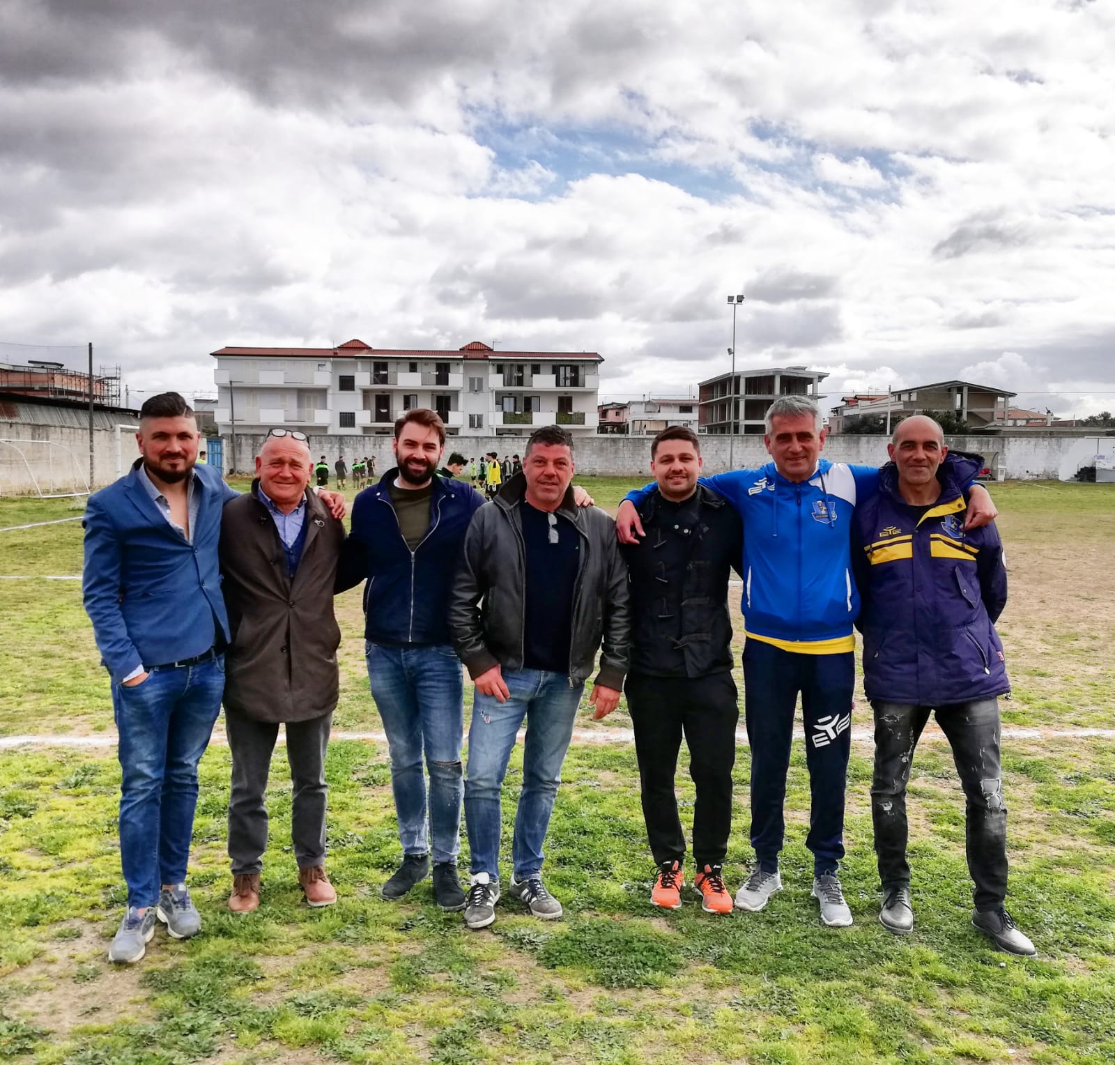 I dirigenti delle 2 squadre si abbracciano in campo