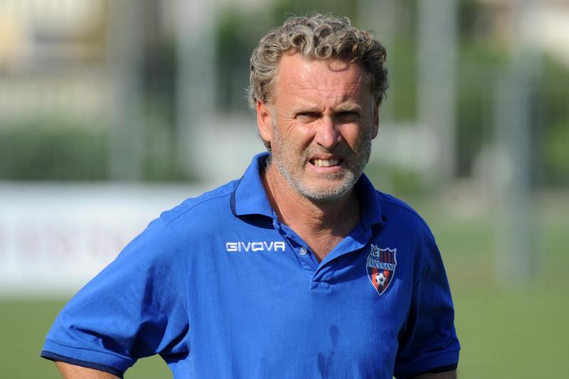 UFFICIALE – La Casertana cambia, a Pochesci il compito di centrare almeno i playoff. Scelto il nuovo timoniere rossoblù